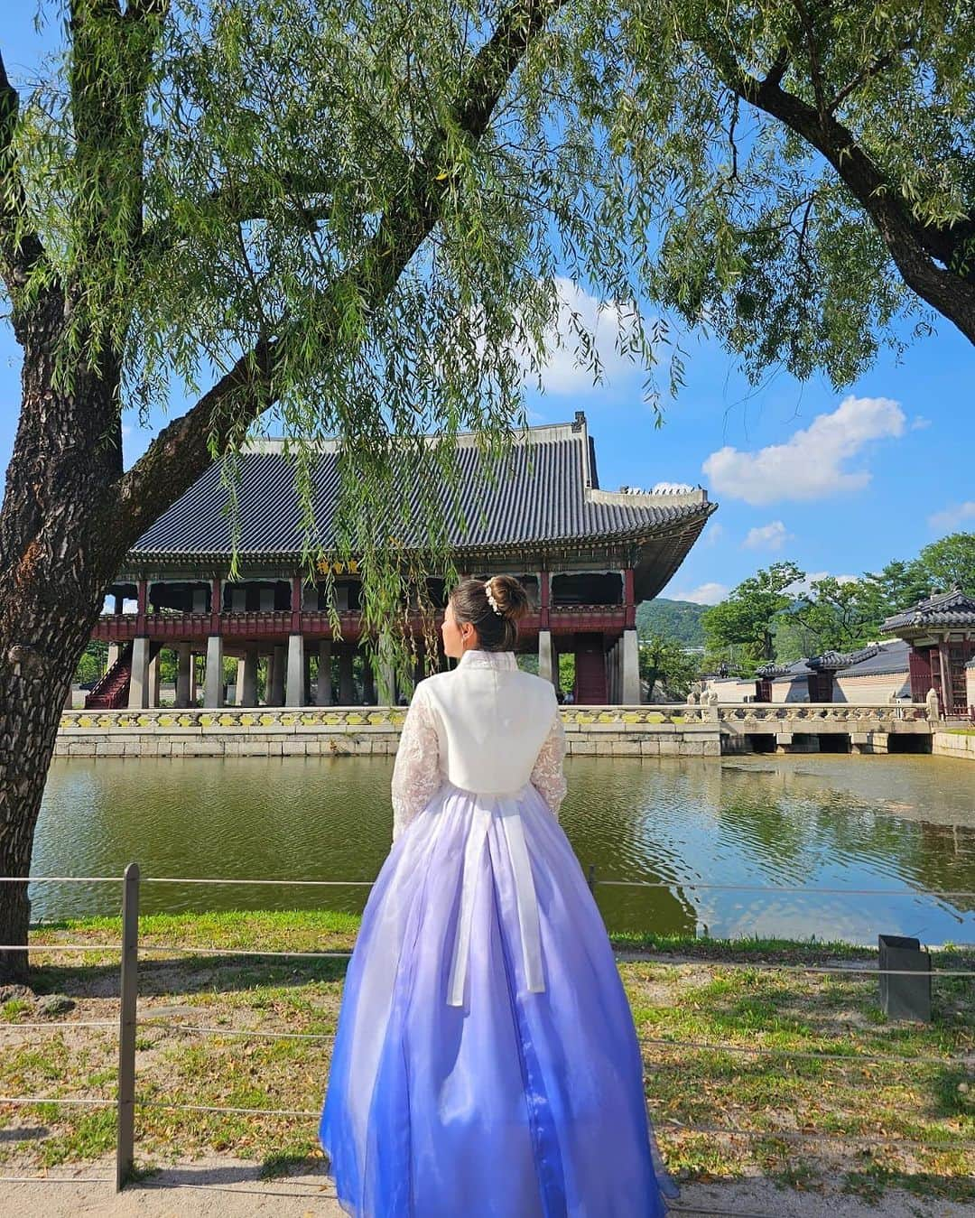 Vicky Shuさんのインスタグラム写真 - (Vicky ShuInstagram)「💜💙💜💙💜💙💜💙💜💙  #perjalananvickyshu #southkorea #hanbok #gyeongbokgungpalace   📸 @sheila.pangkey」8月15日 20時11分 - vickyshu