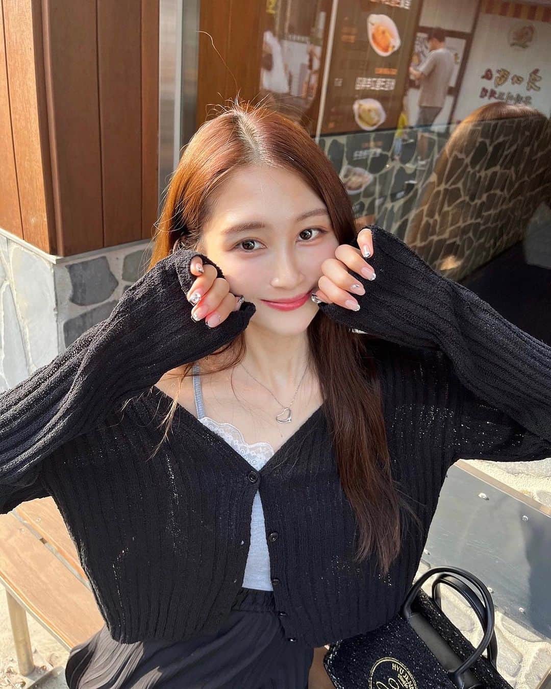 丹羽あんなのインスタグラム：「네일 너무 예뿌죵 자랑 .. 🤍  初めてBLACKに挑戦してみた 今回のネイルも手が綺麗に見えるの〰️💭💕  狎鴎亭ロデオと立地がよくて 韓国デザインと店内の雰囲気がかわいい とっても大好きなお店です🫶🏻  @seo0unnienail_rodeo  @seo0unnienail_beautique   ♡서울 강남구 압구정로46길 5-6 4층 A동 ♡狎鴎亭ロデオ駅６番出口 ♡当日予約可能、3人同時施術可能」