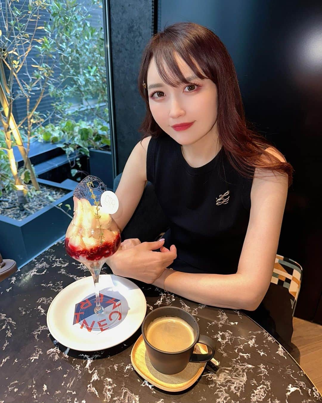 momoのインスタグラム：「桃パフェ🍑 めちゃくちゃ美味しかったし店内もおしゃれだったなぁ🥹次はアフヌン食べてみたいしここのホテルも泊まってみたいなぁ〜☺️💜  . #大阪カフェ#大阪グルメ#大阪#大阪観光#大阪カフェ#難波カフェ#心斎橋カフェ#道頓堀#サントルエム #桃スイーツ#パフェ#パフェ巡り #桃パフェ #🍑#オタ活#cafe#osaka#centerm #東急ステイメルキュール大阪なんば#snidel」