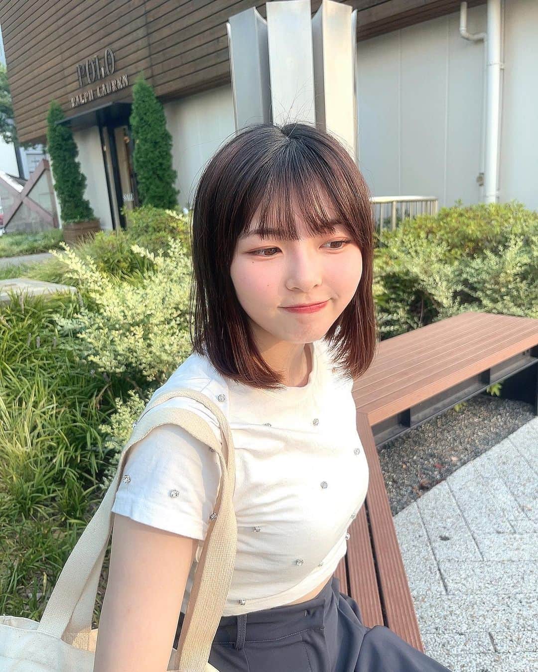 鈴木愛菜のインスタグラム：「ずーーっとどこみてるのかな。 あ、8月半分経ちましたがはじめまして、遅くなりました、ごめんね🫡」