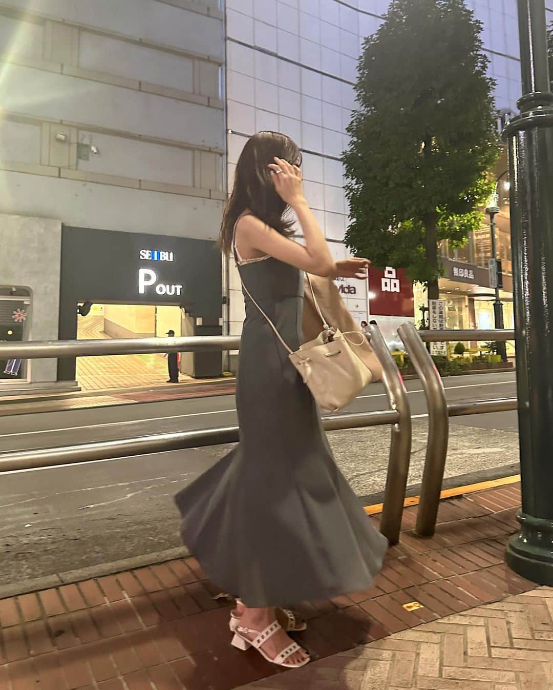 みなまつさんのインスタグラム写真 - (みなまつInstagram)「スペシャルお洋服、一足先にちら💞！ ⁡ 何千枚と手にとっていただいたワンピを 独特で綺麗な裾広がりでつくっちゃった🎀 ⁡ 分かりやすい写真は @mideal_official_  で1周年アイテムが公開されるのお待ちください♡ ⁡ おいしいご飯食べてお腹ぽよぽよのときのわたしです。 ⁡ ⁡ #code」8月15日 20時06分 - minamatsu_