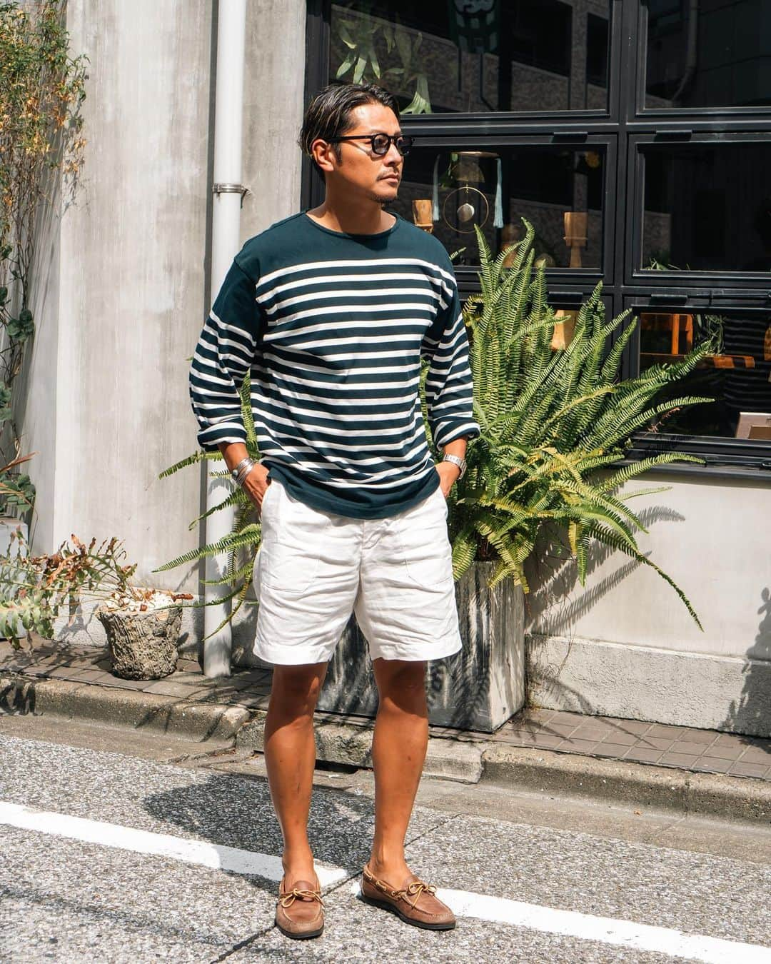 高田朋佳のインスタグラム：「I feel the summer with wrinkled linen and striped shirts.  シワシワ麻ショーツも長袖とレザーシューズさえあれば…  #wearlness #linenshorts #stripeshirts #leathershoes #summerstyle」