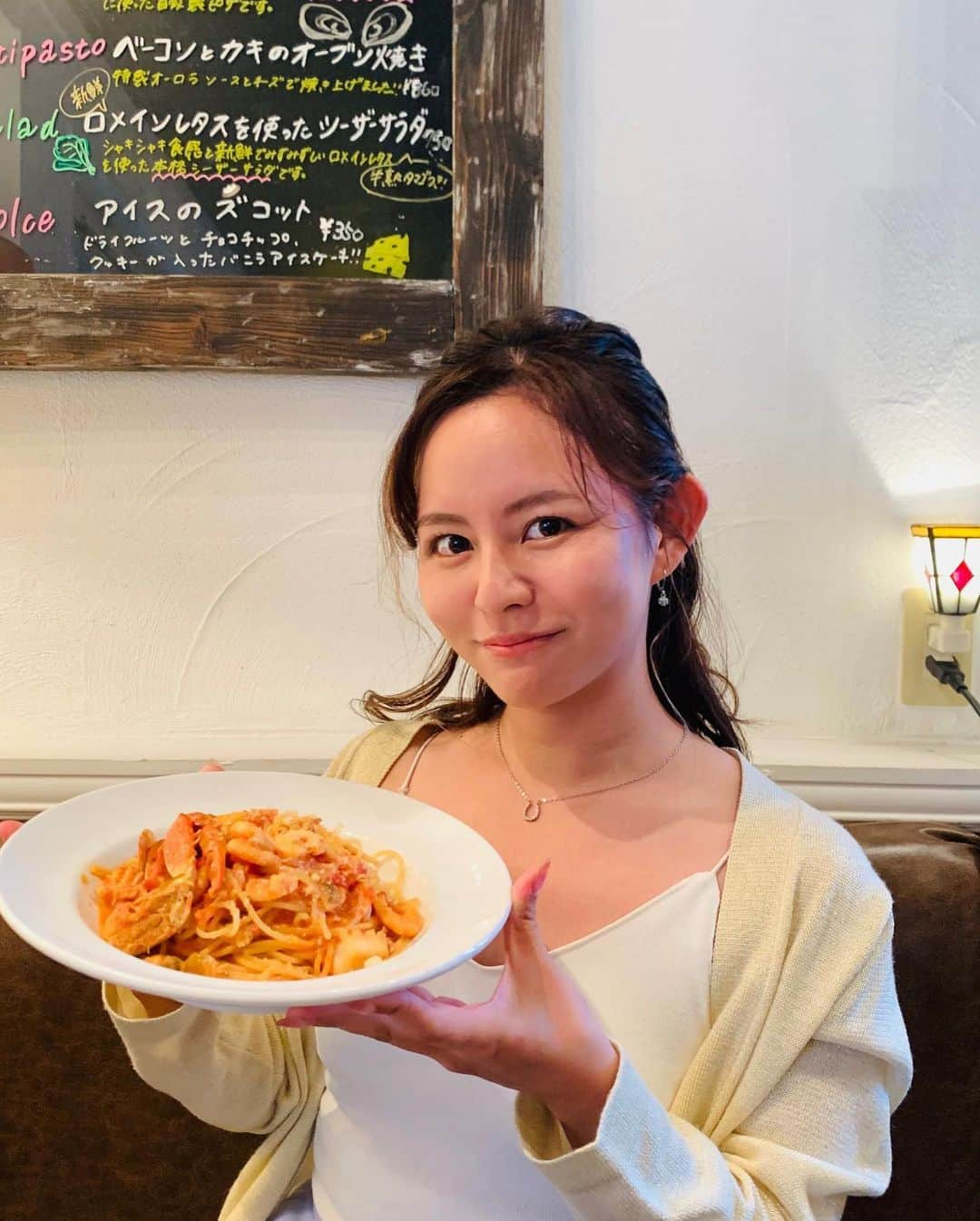 遊佐ちえみのインスタグラム：「🍝🍕☕️🍰💗  📍La FESTa ラフェスタ 鴨江店 📞053-451-3306  大好きな、イタリアン🇮🇹 板屋町店に行くことが多いんだけど、今回は鴨江店へ♩  ボリューム満点の『太陽のランチ🌞』 ￥1,850(税込)  ドリンクバー付き🍹  まずはサラダ🥗！ アーモンドスライスがいいアクセント💕  パスタ・ピッツァ・ニョッキの中から 好きなメインをひとつ選んで、  さらに、食後のデザートも2つ選べる！！😘  豊富な品揃えで迷っちゃいます😘  お店の雰囲気も良くて、 あっという間に時間が過ぎる♩  次は違うデザートも食べてみたい♩  人気店のため、予約をしてから行くのがオススメです😌  ◾︎ 定休日  なし  ◾︎ 営業時間   ランチ  11:30〜15:00   ディナー  17:30～23:00  ◾︎ 駐車場  あり  #ラフェスタ #ラフェスタ鴨江店 #LaFESTa #イタリアン #ランチ #ディナー #デート #女子会 #ファミリー #オシャレ #浜松ランチ #浜松ディナー #浜松グルメ #海の湖HAMANAジェンヌ #visit浜名湖」