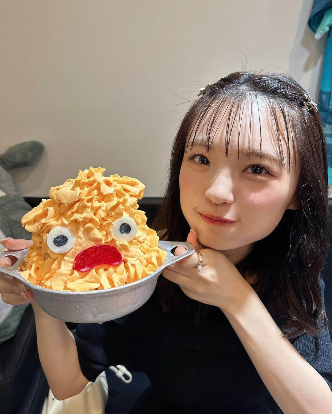 新澤菜央のインスタグラム：「台風吹き飛んじゃうくらいかわいい？☺️ ⠀ ⠀ ⠀ みなさんの地域は台風大丈夫でしたか？🌀気をつけて過ごしてくださいね🌀  ⠀ #彼女の私服がかわいい #低身長コーデ #sサイズコーデ #sサイズ女子 #骨格ウェーブ #156cm #イエベメイク #オフショルニット #ニットワンピース #大人カジュアル #フェミニンコーデ #大人コーデ #ブラックコーデ #ジブリ #ジブリ飯 #かき氷 #ハウルの動く城 #カルシファー #dholic #ディーホリック #frayid #フレイアイディー #eimyistoire #エイミーイストワール #eimy_ootd #ootd」