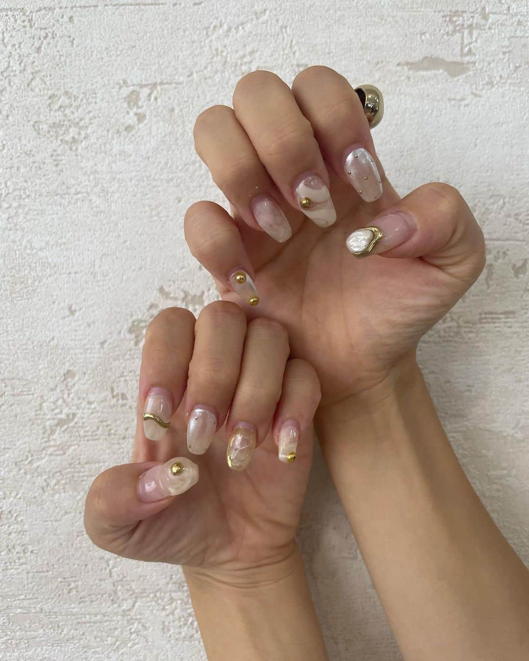 山田如凜のインスタグラム：「ㅤㅤㅤㅤㅤㅤㅤㅤㅤㅤㅤㅤㅤ new nail𓂃𓆸 ㅤㅤㅤㅤㅤㅤㅤㅤㅤㅤㅤㅤㅤ ここ最近、黒いれること多かったけど 久しぶりにホワイトとゴールドの組み合わせ𓇳 夏っぽくクリアもいれてお気に入り🤍 ㅤㅤㅤㅤㅤㅤㅤㅤㅤㅤㅤㅤㅤ ㅤㅤㅤㅤㅤㅤㅤㅤㅤㅤㅤㅤㅤ  #nail #ネイル #ネイルデザイン #夏ネイル #ニュアンスネイル #淡色ネイル #クリアネイル #ホワイトネイル #ゴールドネイル」