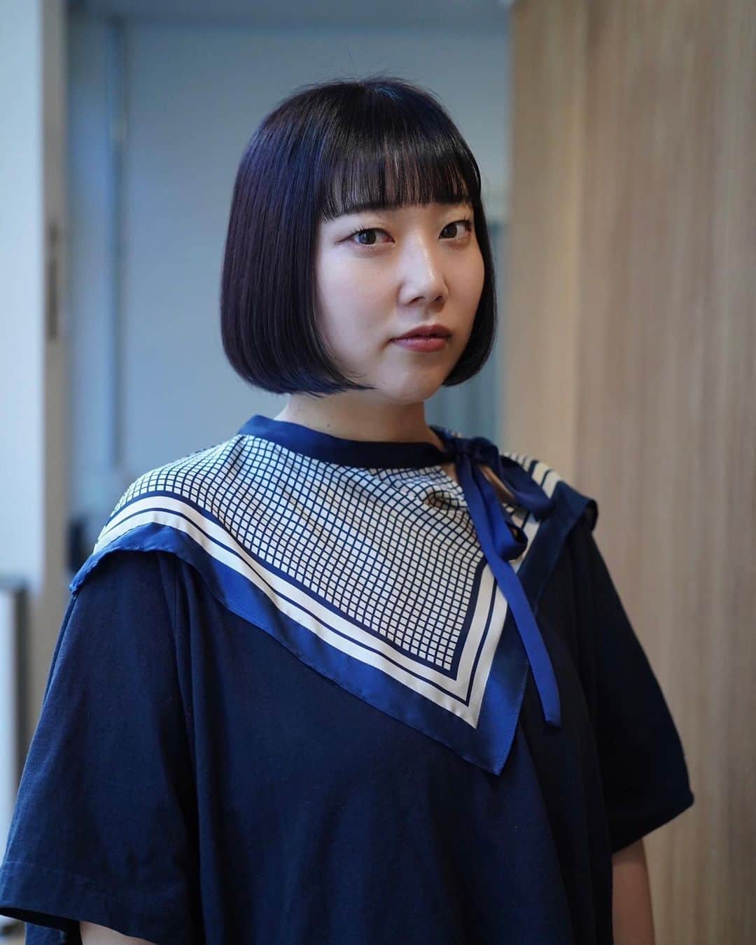 山井祥子のインスタグラム：「見てください。 この美しいカットライン。 そして私の嬉しそうな顔。  よく『スタイルがいい人は白Tにスキニーでもオシャレに見える』って言うけど、私はビシッと揃ったボブもそれと似ているんじゃないかと思います。 この髪型だと、どんな服でもファッショナブルに見えそう。  @holy.jiro さん、いつもありがとうございます。  #ボブカット #newhair」