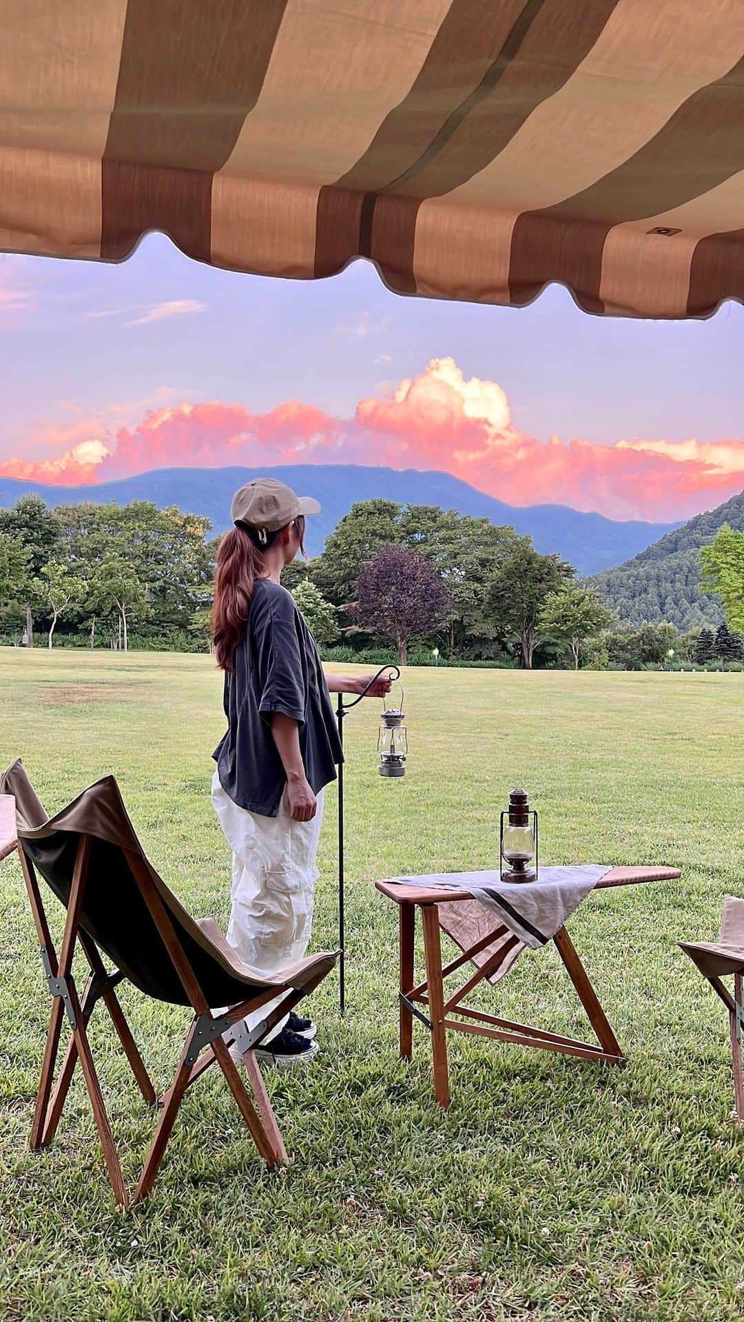 marikoのインスタグラム：「長野県にある山に恋するキャンプ場に 行ってきたよ！ @yamanikoisurucamp   今年オープンしたキャンプ場みたいで なんと！１２ヘクタールの天然芝のキャンプ場なんだって😍  山々に囲まれた壮大な大自然を感じられるキャンプ場だったなぁ🥰🏕️  日本最大級の遊具や、ドックラン、ビートルランド、にじますの掴み取りなど楽しいが盛りだくさん😍✨✨  私も思いっきり遊んだ😂👌  夏のいい思い出になったよ😍 ファミキャンは特にオススメ😍⤴️  #山に恋するキャンプ場#山恋#長野キャンプ#キャンプ#キャンプ場#キャンプ初心者#ドックラン#キャンプ犬#サウナ#camp#outdoor#アウトドア#pr」