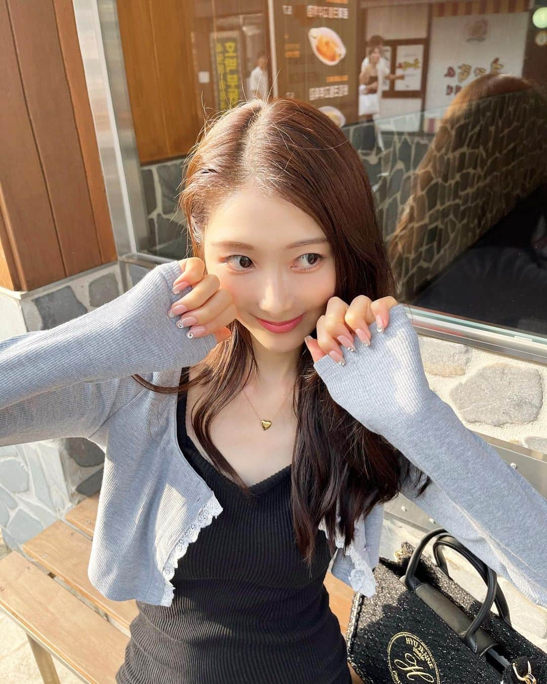 ANRIさんのインスタグラム写真 - (ANRIInstagram)「오랭마내 열손스톤,,💕💗 💅 @seo0unnienail_beautique  #서영언니네일 @seo0unnienail_rodeo  狎鴎亭ロデオ駅6番出口を出てすぐ近く。 当日予約、3人同時施術可能な韓国ネイルサロン♡ お友達と一緒にも予約できちゃいます🫶🏻 the韓国なかわいいデザインも沢山です🫧  👚 @seo0unnie__official  @seo0unnie__ 💗 👜 @hyujenne_japan @nugu__official #hyujenne @hyu.rim 🤍」8月15日 20時17分 - annnchannn