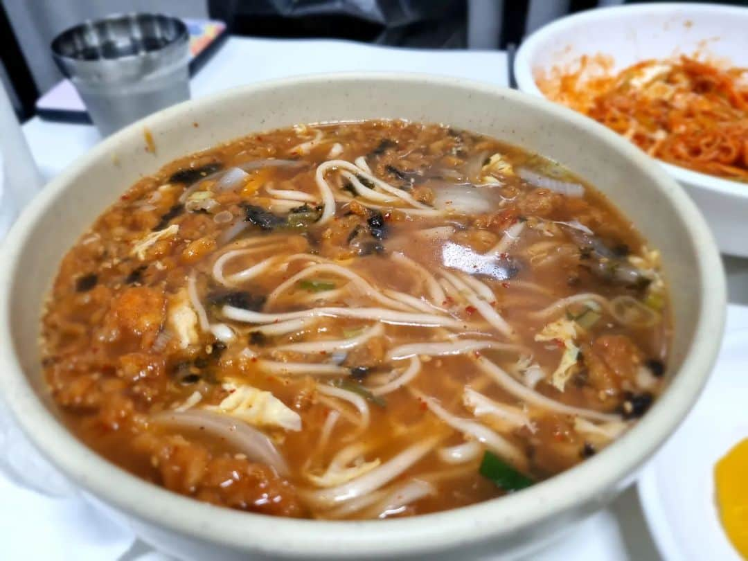 キム・ジョンファさんのインスタグラム写真 - (キム・ジョンファInstagram)「넘나 애정하는 신포시장 맷돌칼국수🍜 쫄면이 진짜 맛있어요😭 칼국수도 내가 먹어본 칼국수 중에 최고였음👍 남편 고등학교때 부터 왔던  식당인데  맛이 여전히 똑같아서  우와~ 우와~ 를 연발하며 먹었어요ㅎ 신포닭강정 한마리 사들고~ 구운김 사가지고 집으로 갑니다😍 긴 연휴 였는데..  잘보내셨죠??^^ 이제 일상 시작이네요.. 남은 연휴도 행복하세요👐」8月15日 20時29分 - junghwa_jjung