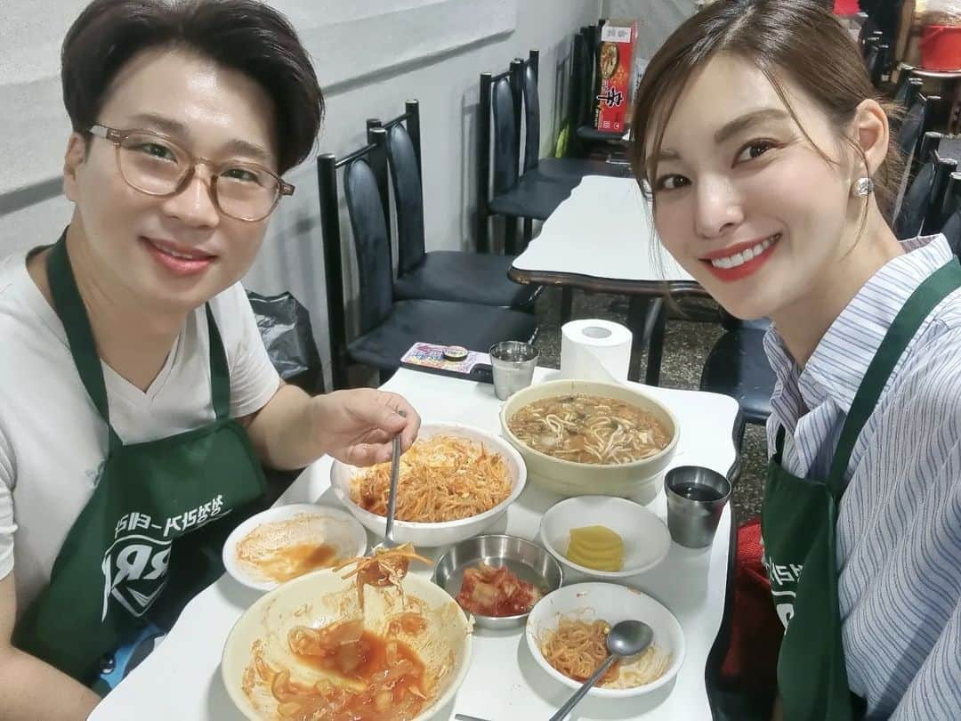 キム・ジョンファさんのインスタグラム写真 - (キム・ジョンファInstagram)「넘나 애정하는 신포시장 맷돌칼국수🍜 쫄면이 진짜 맛있어요😭 칼국수도 내가 먹어본 칼국수 중에 최고였음👍 남편 고등학교때 부터 왔던  식당인데  맛이 여전히 똑같아서  우와~ 우와~ 를 연발하며 먹었어요ㅎ 신포닭강정 한마리 사들고~ 구운김 사가지고 집으로 갑니다😍 긴 연휴 였는데..  잘보내셨죠??^^ 이제 일상 시작이네요.. 남은 연휴도 행복하세요👐」8月15日 20時29分 - junghwa_jjung