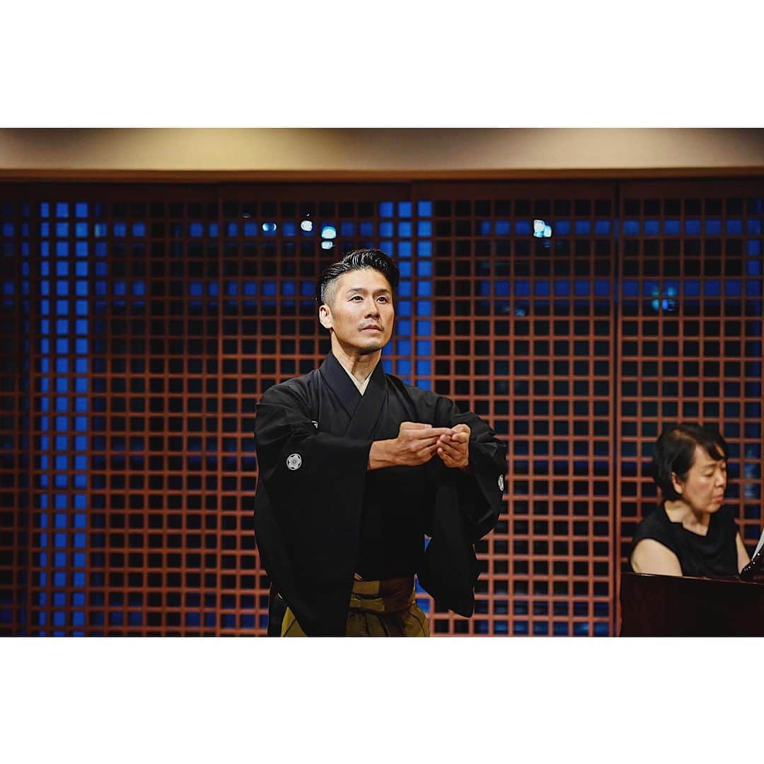 梅川壱ノ介（舞踊家）のインスタグラム：「𝑪𝒐𝒏𝒄𝒆𝒓𝒕 𝒘𝒊𝒕𝒉 𝑨𝒎𝒆𝒓𝒊𝒄𝒂𝒏 𝒇𝒓𝒊𝒆𝒏𝒅𝒔 ￣￣￣￣￣￣￣￣￣￣￣￣￣￣￣￣￣￣￣￣￣￣￣ vol.3  2019年にアメリカでコラボレーションした、マーク キャラハンさんと関野恵子さん、今回は日本の渋谷でコンサートさせていただきました。  好きな方との共演は本当に素敵な夜になりました。 この感覚はやっぱり忘れられない。  最高の夜でした。  こちらの演目は Gerald Finzi（1901-1956） Amabel です。  Photo by @loaf_away_   #梅川壱ノ介 #舞踊家 #日田市 #アメリカ #コラボレーション #アリアと #GeraldFinzi #amabel #ClassicJapanesedance #traditionaljapanesedance」