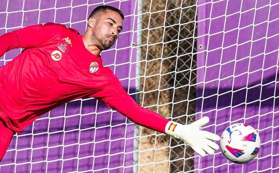 セルヒオ・アセンホ・アンドレスのインスタグラム：「¡Trabajando duro! 🧤⚽️ @realvalladolid 💜💜💜」