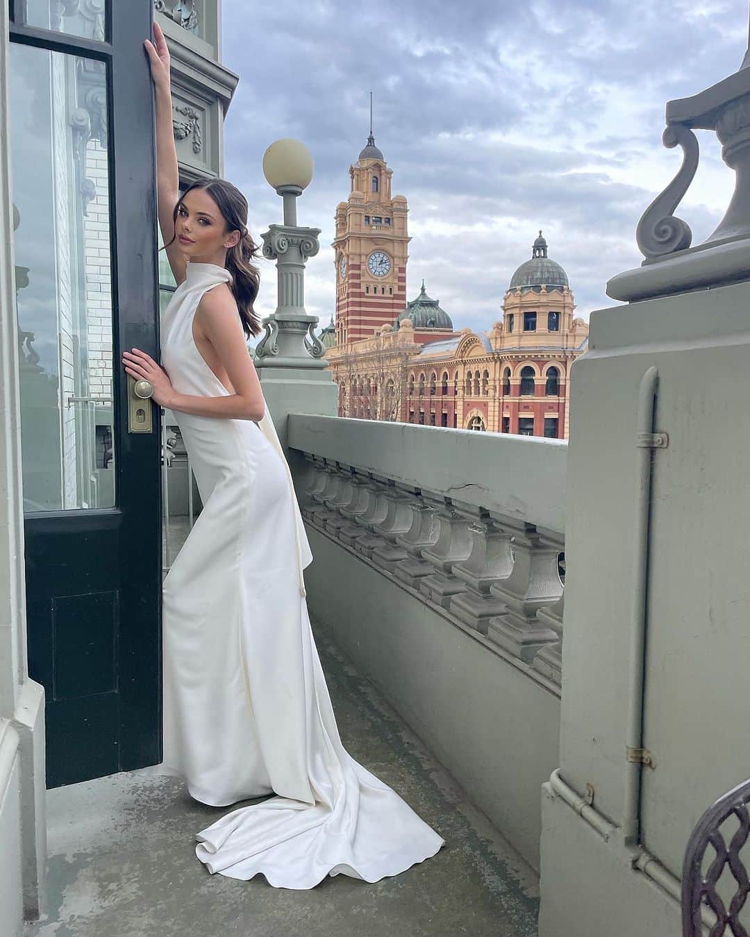 メイカ・ウーラードのインスタグラム：「Take me to the moon 🌙❤️」