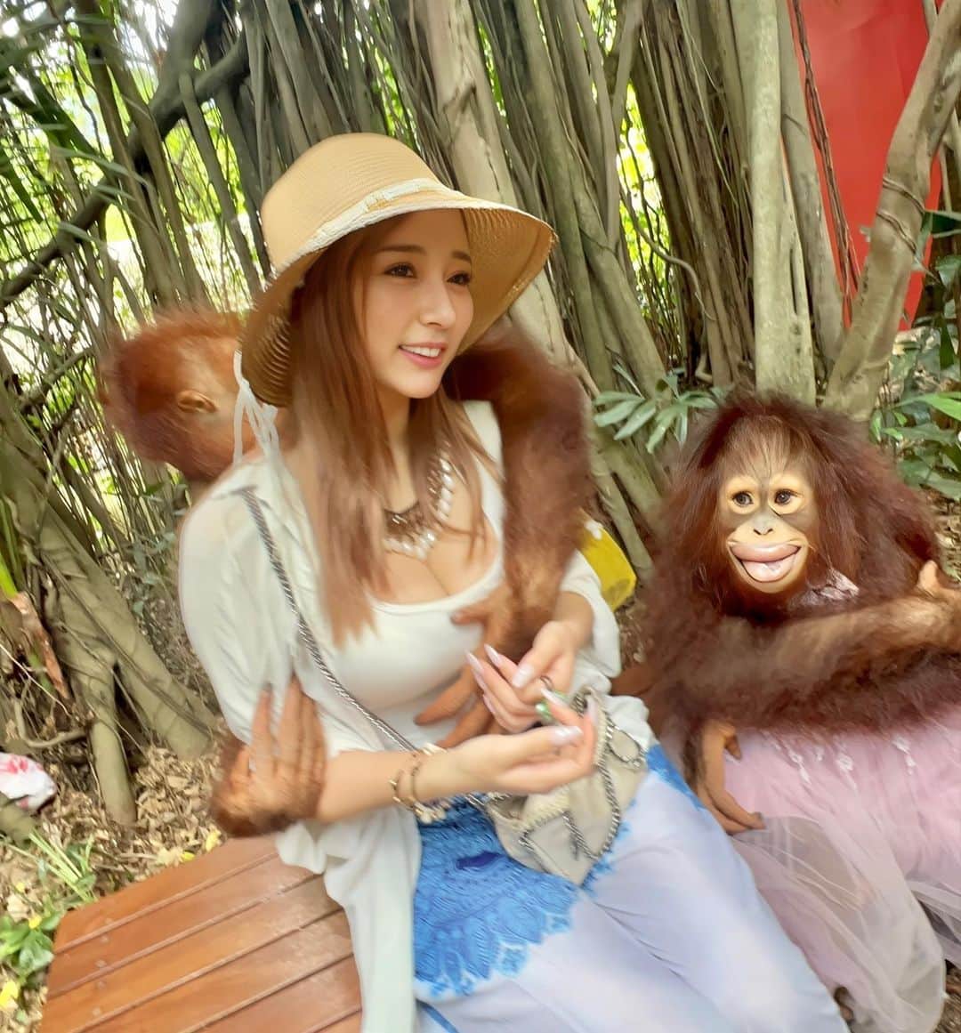 石田みかさんのインスタグラム写真 - (石田みかInstagram)「🐵🐵🐵 . . タイのサファリワールド 1番楽しみにしてたオラウータンと🫶 500バーツ（約2000円）で一番乗りで撮影してきたよ🌈 . . #タイ旅行 #バンコク旅行 #サファリワールド #オラウータン」8月15日 20時24分 - ishidamika.fit