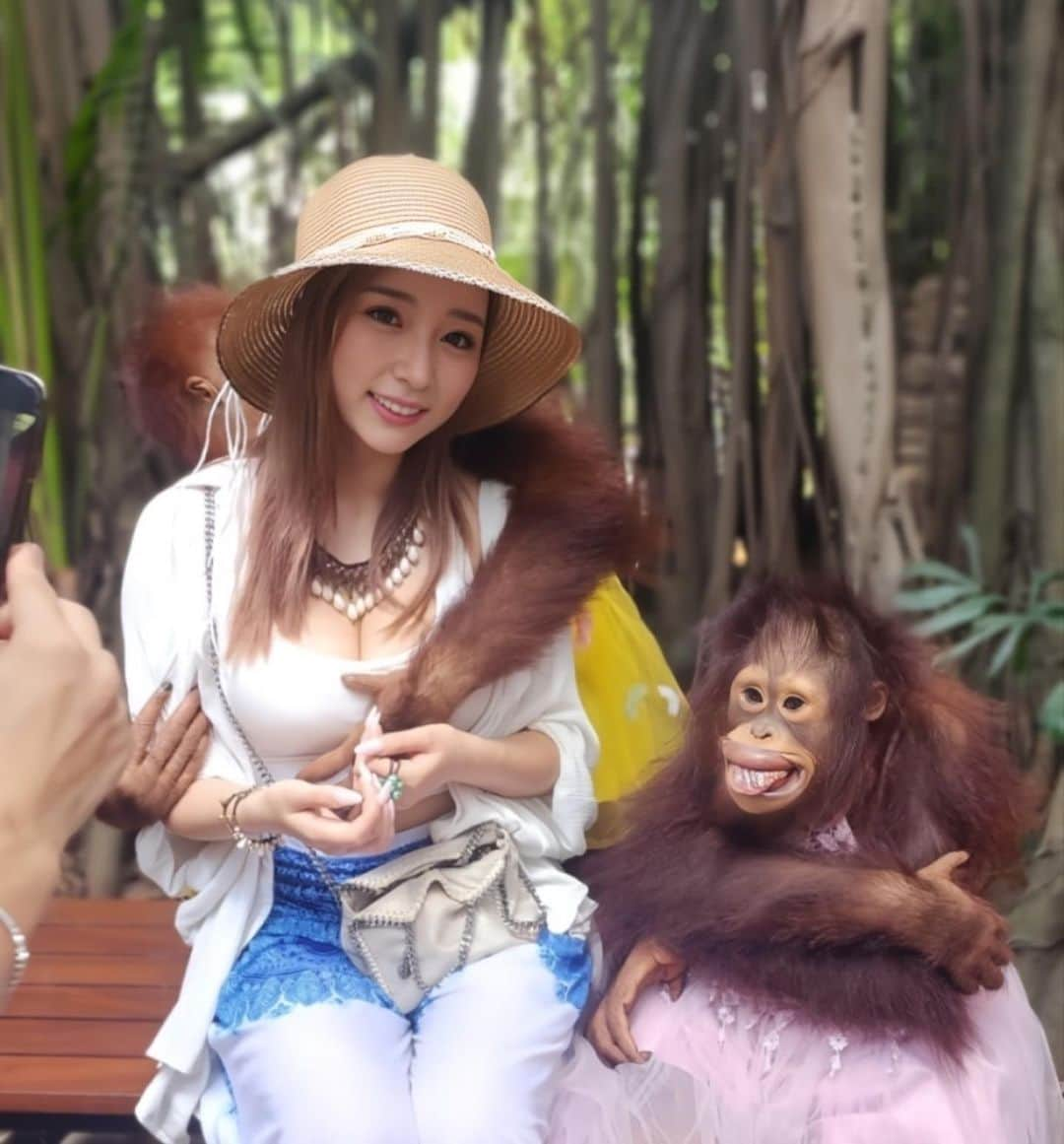 石田みかのインスタグラム：「🐵🐵🐵 . . タイのサファリワールド 1番楽しみにしてたオラウータンと🫶 500バーツ（約2000円）で一番乗りで撮影してきたよ🌈 . . #タイ旅行 #バンコク旅行 #サファリワールド #オラウータン」