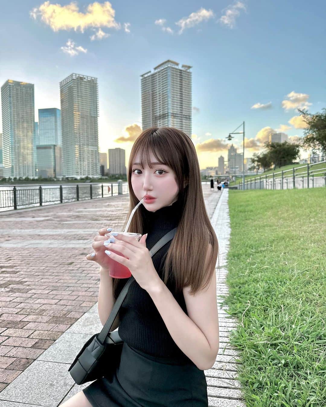 のインスタグラム：「all black 🖤🏴 ⁡ ハイネックノーリーブがすき♡ スカートもトップスもどちらもGRL🙈 不思議な色味の飲み物は赤しそソーダです🫗身体にいいらしい〜マミーが言ってた😂♡♡笑  ⁡ 綺麗な夕暮れで癒された✨ ⁡ tops : rut689 skirt : at1753 @grl_official  ⁡ ⁡ #GRL #グレイル #プチプラ #プチプラコーデ #グレイルコーデ #GRLコーデ #ワンピース #GRL購入品 #グレイル購入品 #ツイード #ツイードワンピ #ツイードワンピース #ミニ丈」