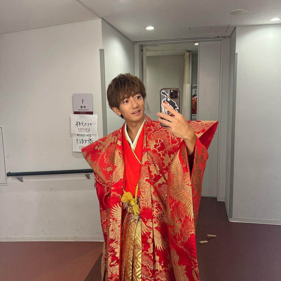 大倉士門さんのインスタグラム写真 - (大倉士門Instagram)「大好きな京都で 先日京都コレクションの際に 着させていただいた袴。 多分こんなド派手で かっちょいいの着るの最初で最後やろなぁ。 えぇ思い出😊😊」8月15日 20時26分 - shimonsmile