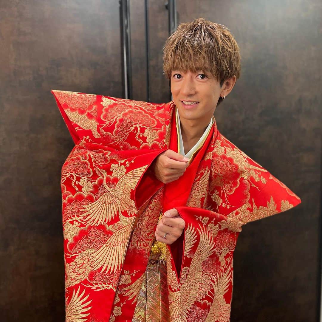 大倉士門のインスタグラム：「大好きな京都で 先日京都コレクションの際に 着させていただいた袴。 多分こんなド派手で かっちょいいの着るの最初で最後やろなぁ。 えぇ思い出😊😊」