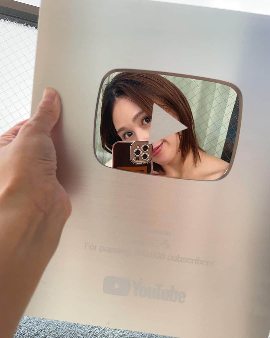 荒川真衣のインスタグラム：「ありがとごじゃいまーす🌈🐝  今日アップしたYouTubeで いろーんな事話してます！ あんまり見てほしくない程…w 理由は動画見てね😂  SNSは最初は嫌だった🤢ww 苦手意識が邪魔して自分を出す事も怖かったし 継続するのも大変だった👵  けど！ やってみるもんだ✨✨ ネットを通して得たものの方が大きくて自信がついて好きな事に真っ直ぐに向き合う力もついた！  人生一度きりだから✌️ 後悔したって失敗したって必ず糧になるよ！ 看護師しながら登録者10万人は 簡単じゃなかったけど平等に与えられた24時間を上手く使えばなんて事ないって知ったよ❤️  何より、まいころを知ってくれている人が10万人もいるなんて本当にありがたい🫠💜 コレからもずっと繋がっていましょう✨✨  支えてくれた全ての人達ありがとう😊  #youtube10万人登録達成  #まいころ」