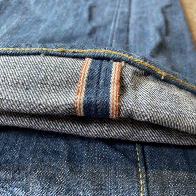 Denimioのインスタグラム：「Do you like vintage denim? #graphzero team up with Nippon Cotton for a special release! Made of organic cotton, the denim has been dyed to resemble a lighter shade of blue. The low tension adds a nice bit of texture it but the real star here is the indigo hue. The double orange selvedge id is a nice touch too!   #Denimio #denim #denimhead #denimfreak #denimlovers #jeans #selvedge #selvage #selvedgedenim #japanesedenim #rawdenim #denimcollector #worndenim #fadeddenim #menswear #mensfashion #rawfie #denimporn #denimaddict #betterwithwear #wabisabi」