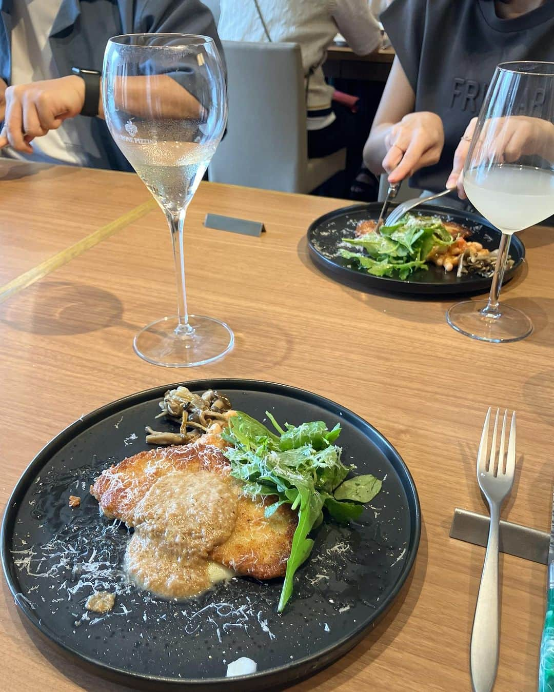 ERINA UENOのインスタグラム：「2023.08.15 🍽️🇮🇹 OPEN時から利用している ▶︎薬院 @osteria_falco  #オステリアファルコ   親友 @arichii__ との最重要ランチは 思ったよりも早く実現したね🫶 （同級生のストーリー反応すごい。笑）  18歳の時からずっと喋り倒して、 ランチ、買い物止まってないけど 一生これでいきましょう😍  予約したコースランチ、 どれも美味しかった✨  * *⁡ ⁡⁡ ⁡#福岡グルメ #福岡ランチ #薬院 #浄水通  #親友ランチ #薬院グルメ #イタリアン #Fukuoka #福岡ママ #lunch」