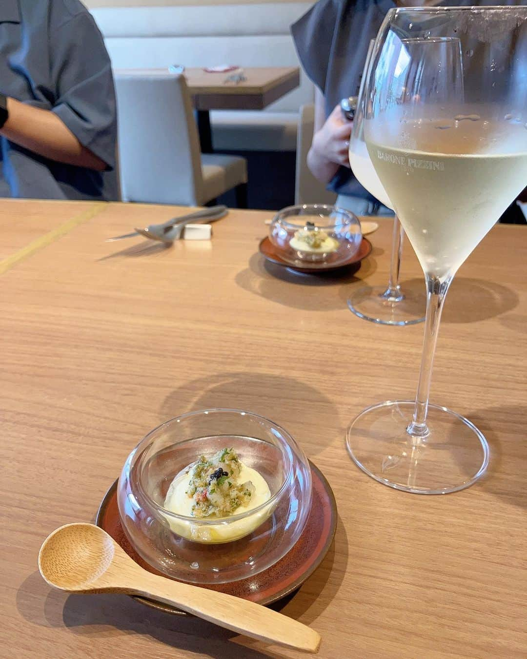 ERINA UENOさんのインスタグラム写真 - (ERINA UENOInstagram)「2023.08.15 🍽️🇮🇹 OPEN時から利用している ▶︎薬院 @osteria_falco  #オステリアファルコ   親友 @arichii__ との最重要ランチは 思ったよりも早く実現したね🫶 （同級生のストーリー反応すごい。笑）  18歳の時からずっと喋り倒して、 ランチ、買い物止まってないけど 一生これでいきましょう😍  予約したコースランチ、 どれも美味しかった✨  * *⁡ ⁡⁡ ⁡#福岡グルメ #福岡ランチ #薬院 #浄水通  #親友ランチ #薬院グルメ #イタリアン #Fukuoka #福岡ママ #lunch」8月15日 20時32分 - erina_flowdia