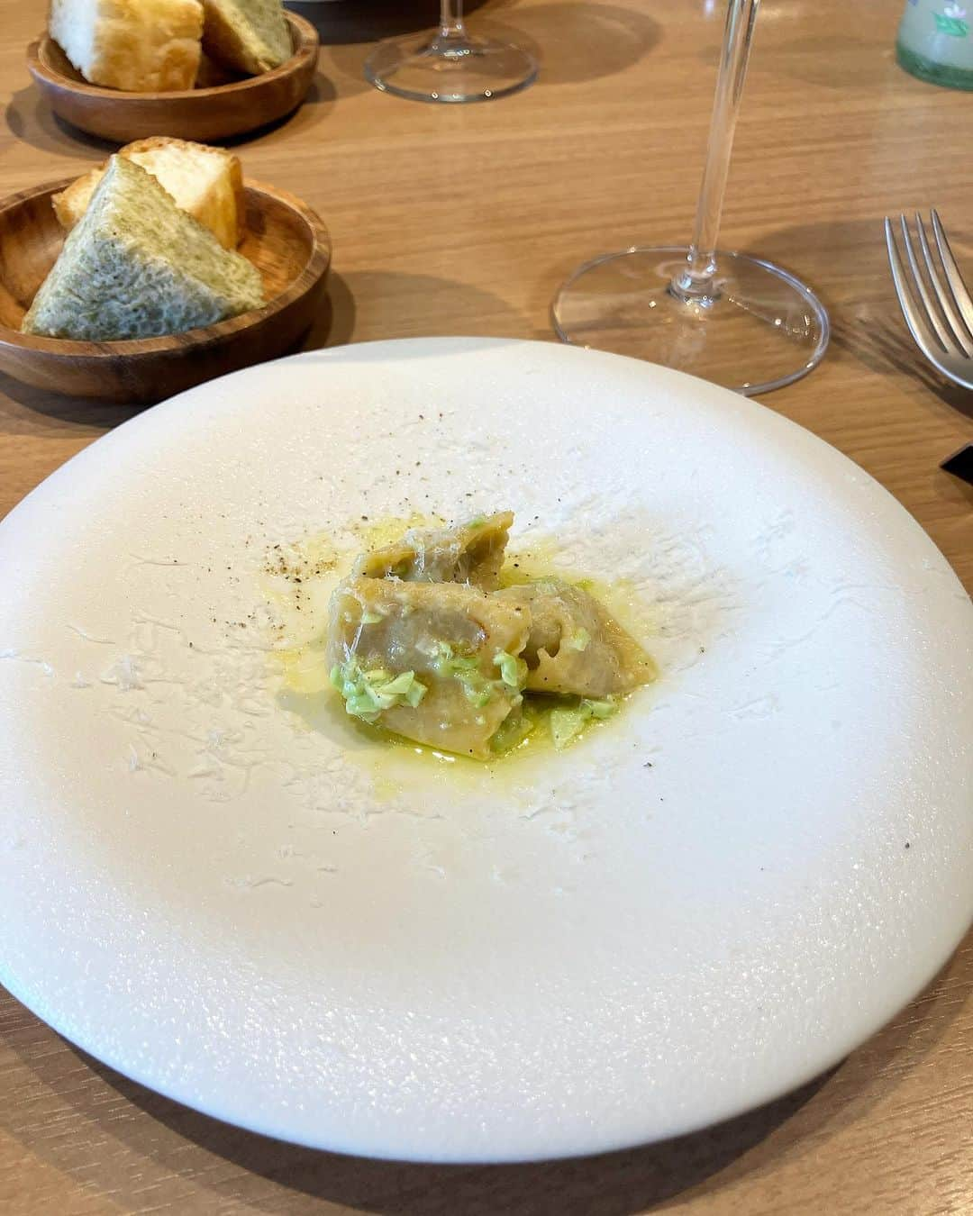 ERINA UENOさんのインスタグラム写真 - (ERINA UENOInstagram)「2023.08.15 🍽️🇮🇹 OPEN時から利用している ▶︎薬院 @osteria_falco  #オステリアファルコ   親友 @arichii__ との最重要ランチは 思ったよりも早く実現したね🫶 （同級生のストーリー反応すごい。笑）  18歳の時からずっと喋り倒して、 ランチ、買い物止まってないけど 一生これでいきましょう😍  予約したコースランチ、 どれも美味しかった✨  * *⁡ ⁡⁡ ⁡#福岡グルメ #福岡ランチ #薬院 #浄水通  #親友ランチ #薬院グルメ #イタリアン #Fukuoka #福岡ママ #lunch」8月15日 20時32分 - erina_flowdia