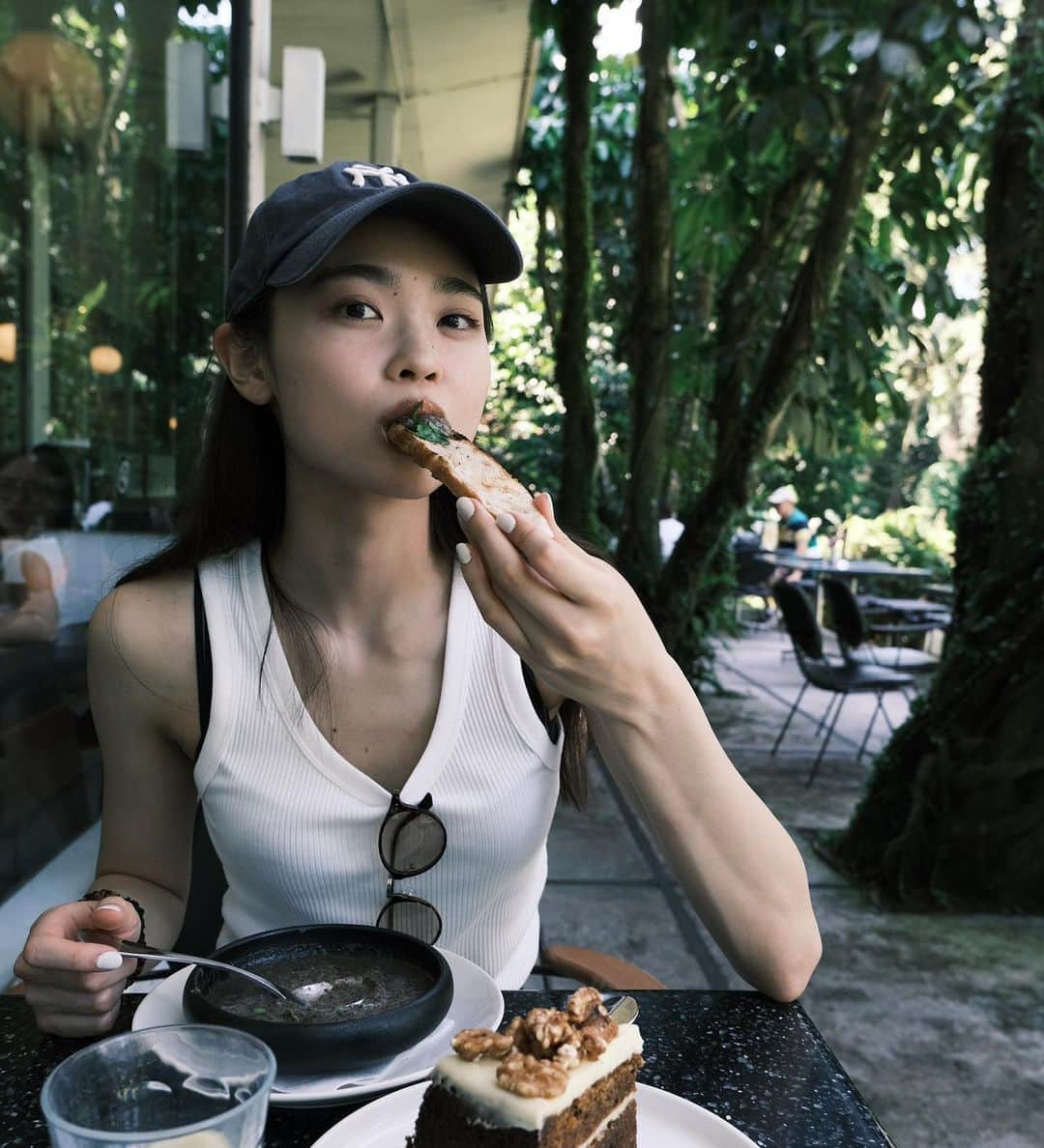 原花奈妃さんのインスタグラム写真 - (原花奈妃Instagram)「緑に囲まれた最高なカフェ！ こういうカフェが大好き〜 キャロットケーキとマッシュルームスープが美味しかった〜🥕  シンガポール投稿おしまい☺︎  #Singapore #シンガポール旅行  #海外旅行　#ootd #シンガポール #jentanglin #sofitelhotel #model #satorujapan  #fashion #コーデ  #전신샷  #私服 #pscafe #singapore  #singaporefood #pscafesingapore」8月15日 20時35分 - hanaki__h