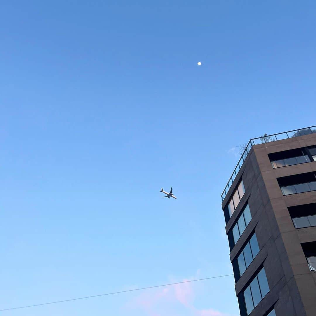 三谷紬さんのインスタグラム写真 - (三谷紬Instagram)「✈️🌔🩷 綺麗な空を見ると撮りたくなる。 窓に映った雲が良さを増しています。 たまたま飛行機も✈︎ * #青空#空#sky#bluesky#飛行機#綺麗な空#夕焼け#夕方#🌆#✈️#🩷#🌔#月#iPhone#iPhone撮影#テレビ朝日#アナウンサー#三谷紬」8月15日 20時47分 - mitani_tsumugi