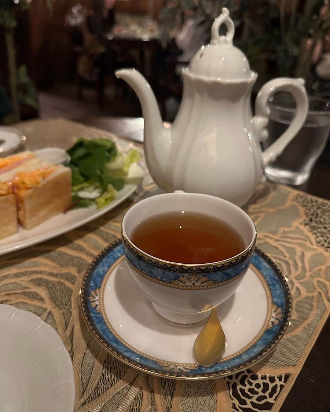 比嘉こころさんのインスタグラム写真 - (比嘉こころInstagram)「この前関コレ行った帰りに！ お気に入りのCafe🫖🫧 ルミステールさん🫶🏻  お紅茶の種類豊富で 美味しいところ見つけるの 大変なんだけど いいとこ見つけれたから リピしてるんだー🫶🏻  今回の関コレも豪華で みんな可愛くて楽しかったなぁ💘 色んな世代が楽しめるのよき✨  みんなは行った？🌟  #関西コレクション #関コレ #kansaicollection  #shein  #紅茶 #アフタヌーンティー #打ち合わせ #紅茶好き  #カフェ #サロンモデル #フリーモデル #japangirl  #梅田カフェ #大阪カフェ #隠れ家カフェ  #レトロ喫茶」8月15日 20時40分 - cocolo_hika