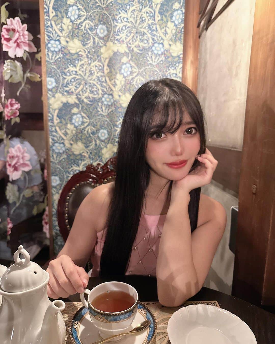 比嘉こころのインスタグラム：「この前関コレ行った帰りに！ お気に入りのCafe🫖🫧 ルミステールさん🫶🏻  お紅茶の種類豊富で 美味しいところ見つけるの 大変なんだけど いいとこ見つけれたから リピしてるんだー🫶🏻  今回の関コレも豪華で みんな可愛くて楽しかったなぁ💘 色んな世代が楽しめるのよき✨  みんなは行った？🌟  #関西コレクション #関コレ #kansaicollection  #shein  #紅茶 #アフタヌーンティー #打ち合わせ #紅茶好き  #カフェ #サロンモデル #フリーモデル #japangirl  #梅田カフェ #大阪カフェ #隠れ家カフェ  #レトロ喫茶」