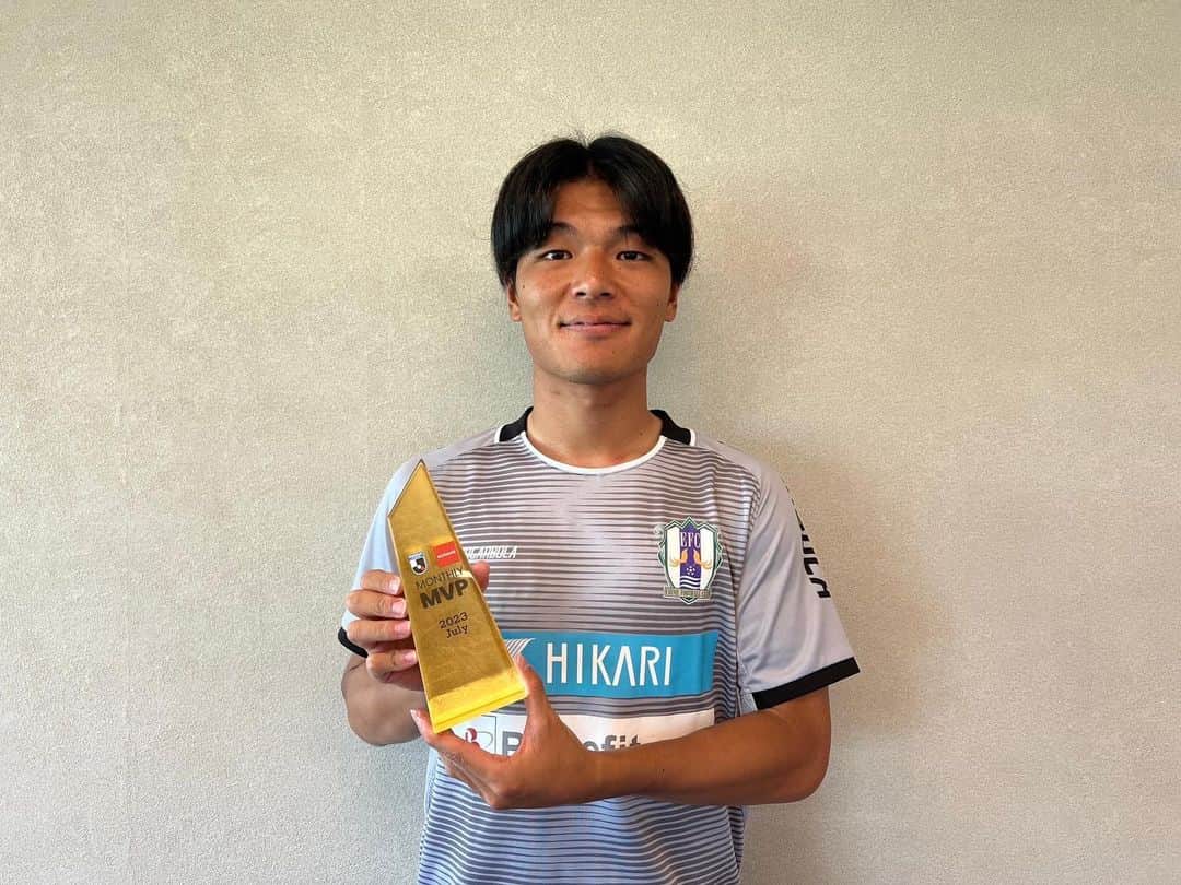 深堀隼平のインスタグラム：「月間MVP初受賞です✌🏻 満足せず、引き続き頑張ります。  愛媛FCの皆、ありがとう！  #ehimefc  #11」