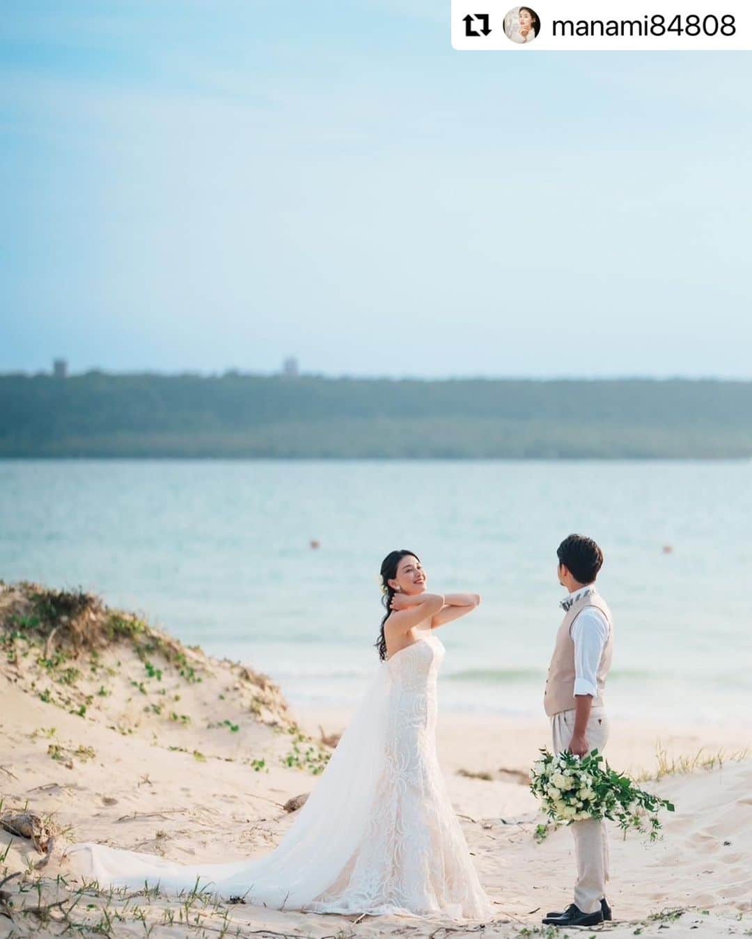 ワタベウェディングさんのインスタグラム写真 - (ワタベウェディングInstagram)「橋本マナミさんのご結婚式をワタベウェディングにてプロデュースさせていただきました🧡 こちらは挙式後のサンセットフォトツアーの様子です📷✨宮古島の美しい海に沈むロマンティックな夕日をバックに撮影いただきました♪  サンセットフォトでのドレスはResollCollectionの「PATRA」をお選びいただきました👗💍 リラックスした雰囲気の中にも高級感があり、大胆なカッティングレースと、ボリューム感溢れるトレーンの特別感はまるでギリシャ神話に登場する女神のようで、橋本マナミさんにとてもお似合いです♡ エレガントでボリューミーなブーケとのコーディネートも素敵ですね♪  Dress @watabe_costume   Repost @manami84808 ・・・ サンセットフォトツアーの模様も🥰 ドレスは変えてマーメイドタイプのものにしました👗ブーケもエレガントな下まで流れるタイプのもの💐写真に映えますね💕 ヘアには生花を🥰  無事結婚式当日は無事晴れてサンセットも見ることができました💕  夕陽の空は神秘的で写真の色合いも素敵ですね🥰  カメラマン　@guppy_photograph ヘアメイク　@k.lili.k_hairmake  Produce @watabewedding Chapel @shigiramirage_baysidechapel Dress @watabe_costume Flower @hanahirowedding  #ワタベウェディング #watabewedding #シギラミラージュベイサイドチャペル #シギラアラマンダリゾート #シギラセブンマイルズリゾート #ホテルシギラミラージュ #hanahirowedding #hanahiro #リゾ婚  #リゾートウェディング #リゾート挙式 #結婚式 #挙式 #宮古島 #プレ花嫁さんと繋がりたい #沖縄旅行　#沖縄ハネムーン #沖縄ウェディング #沖縄挙式 #少人数婚 #少人数ウェディング #家族婚 #沖縄挙式 #家族挙式 #宮古島ウェディング #ウェディングドレス  #リソルコレクション  #resollcollection」8月15日 20時43分 - watabewedding