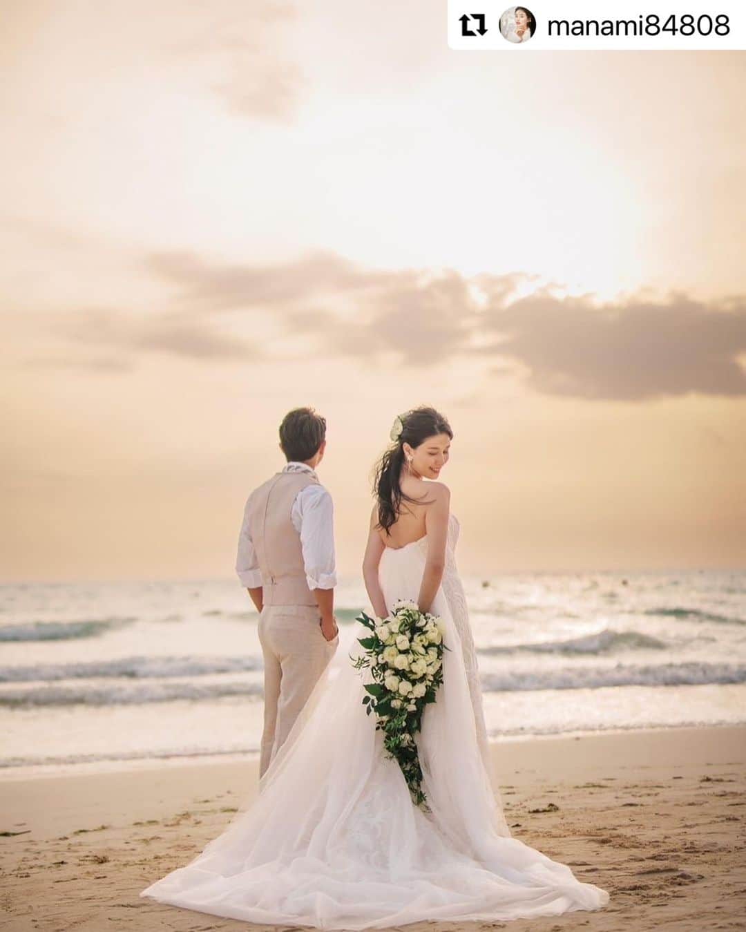 ワタベウェディングさんのインスタグラム写真 - (ワタベウェディングInstagram)「橋本マナミさんのご結婚式をワタベウェディングにてプロデュースさせていただきました🧡 こちらは挙式後のサンセットフォトツアーの様子です📷✨宮古島の美しい海に沈むロマンティックな夕日をバックに撮影いただきました♪  サンセットフォトでのドレスはResollCollectionの「PATRA」をお選びいただきました👗💍 リラックスした雰囲気の中にも高級感があり、大胆なカッティングレースと、ボリューム感溢れるトレーンの特別感はまるでギリシャ神話に登場する女神のようで、橋本マナミさんにとてもお似合いです♡ エレガントでボリューミーなブーケとのコーディネートも素敵ですね♪  Dress @watabe_costume   Repost @manami84808 ・・・ サンセットフォトツアーの模様も🥰 ドレスは変えてマーメイドタイプのものにしました👗ブーケもエレガントな下まで流れるタイプのもの💐写真に映えますね💕 ヘアには生花を🥰  無事結婚式当日は無事晴れてサンセットも見ることができました💕  夕陽の空は神秘的で写真の色合いも素敵ですね🥰  カメラマン　@guppy_photograph ヘアメイク　@k.lili.k_hairmake  Produce @watabewedding Chapel @shigiramirage_baysidechapel Dress @watabe_costume Flower @hanahirowedding  #ワタベウェディング #watabewedding #シギラミラージュベイサイドチャペル #シギラアラマンダリゾート #シギラセブンマイルズリゾート #ホテルシギラミラージュ #hanahirowedding #hanahiro #リゾ婚  #リゾートウェディング #リゾート挙式 #結婚式 #挙式 #宮古島 #プレ花嫁さんと繋がりたい #沖縄旅行　#沖縄ハネムーン #沖縄ウェディング #沖縄挙式 #少人数婚 #少人数ウェディング #家族婚 #沖縄挙式 #家族挙式 #宮古島ウェディング #ウェディングドレス  #リソルコレクション  #resollcollection」8月15日 20時43分 - watabewedding