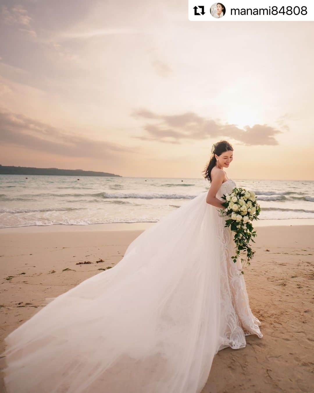 ワタベウェディングさんのインスタグラム写真 - (ワタベウェディングInstagram)「橋本マナミさんのご結婚式をワタベウェディングにてプロデュースさせていただきました🧡 こちらは挙式後のサンセットフォトツアーの様子です📷✨宮古島の美しい海に沈むロマンティックな夕日をバックに撮影いただきました♪  サンセットフォトでのドレスはResollCollectionの「PATRA」をお選びいただきました👗💍 リラックスした雰囲気の中にも高級感があり、大胆なカッティングレースと、ボリューム感溢れるトレーンの特別感はまるでギリシャ神話に登場する女神のようで、橋本マナミさんにとてもお似合いです♡ エレガントでボリューミーなブーケとのコーディネートも素敵ですね♪  Dress @watabe_costume   Repost @manami84808 ・・・ サンセットフォトツアーの模様も🥰 ドレスは変えてマーメイドタイプのものにしました👗ブーケもエレガントな下まで流れるタイプのもの💐写真に映えますね💕 ヘアには生花を🥰  無事結婚式当日は無事晴れてサンセットも見ることができました💕  夕陽の空は神秘的で写真の色合いも素敵ですね🥰  カメラマン　@guppy_photograph ヘアメイク　@k.lili.k_hairmake  Produce @watabewedding Chapel @shigiramirage_baysidechapel Dress @watabe_costume Flower @hanahirowedding  #ワタベウェディング #watabewedding #シギラミラージュベイサイドチャペル #シギラアラマンダリゾート #シギラセブンマイルズリゾート #ホテルシギラミラージュ #hanahirowedding #hanahiro #リゾ婚  #リゾートウェディング #リゾート挙式 #結婚式 #挙式 #宮古島 #プレ花嫁さんと繋がりたい #沖縄旅行　#沖縄ハネムーン #沖縄ウェディング #沖縄挙式 #少人数婚 #少人数ウェディング #家族婚 #沖縄挙式 #家族挙式 #宮古島ウェディング #ウェディングドレス  #リソルコレクション  #resollcollection」8月15日 20時43分 - watabewedding