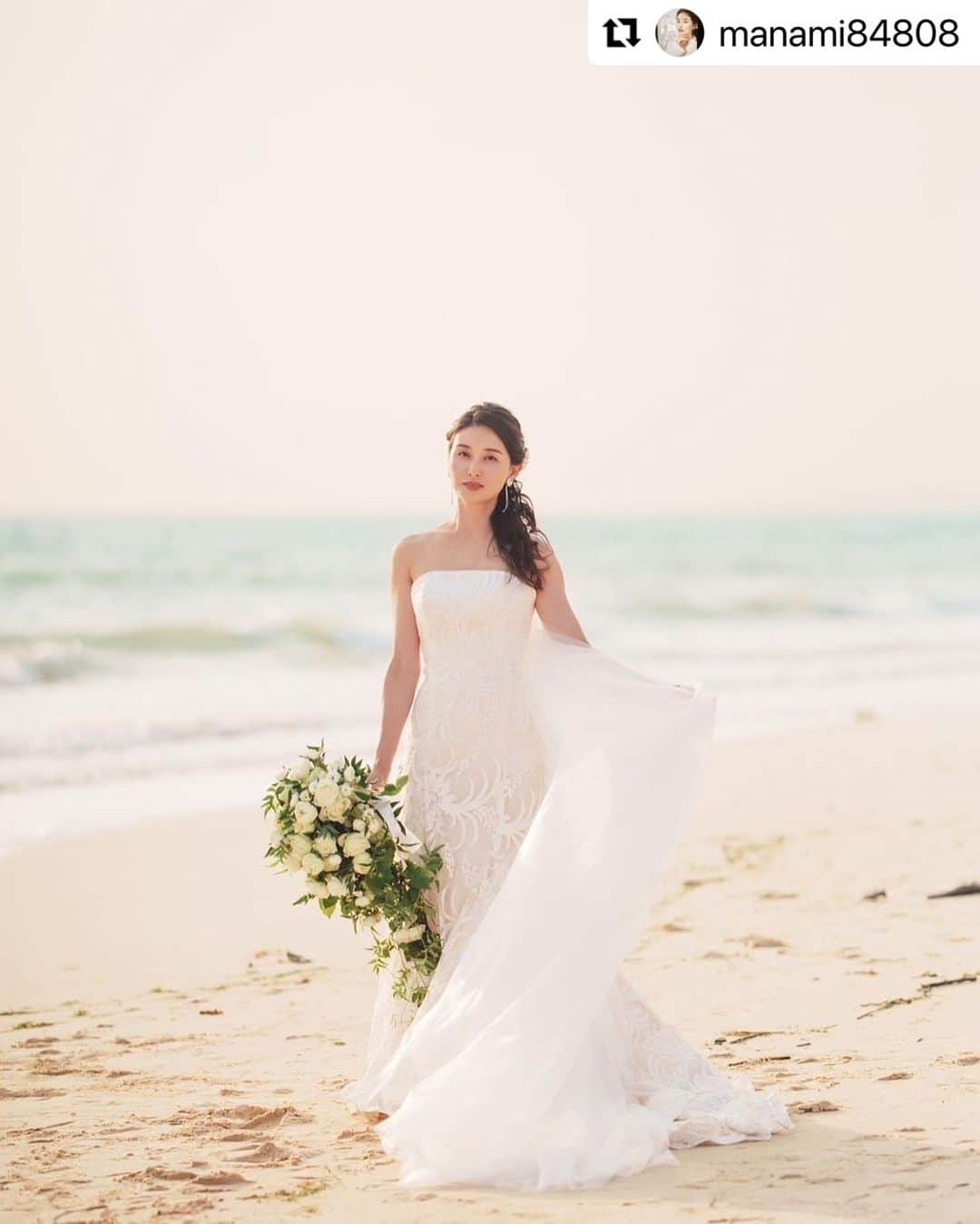 ワタベウェディングさんのインスタグラム写真 - (ワタベウェディングInstagram)「橋本マナミさんのご結婚式をワタベウェディングにてプロデュースさせていただきました🧡 こちらは挙式後のサンセットフォトツアーの様子です📷✨宮古島の美しい海に沈むロマンティックな夕日をバックに撮影いただきました♪  サンセットフォトでのドレスはResollCollectionの「PATRA」をお選びいただきました👗💍 リラックスした雰囲気の中にも高級感があり、大胆なカッティングレースと、ボリューム感溢れるトレーンの特別感はまるでギリシャ神話に登場する女神のようで、橋本マナミさんにとてもお似合いです♡ エレガントでボリューミーなブーケとのコーディネートも素敵ですね♪  Dress @watabe_costume   Repost @manami84808 ・・・ サンセットフォトツアーの模様も🥰 ドレスは変えてマーメイドタイプのものにしました👗ブーケもエレガントな下まで流れるタイプのもの💐写真に映えますね💕 ヘアには生花を🥰  無事結婚式当日は無事晴れてサンセットも見ることができました💕  夕陽の空は神秘的で写真の色合いも素敵ですね🥰  カメラマン　@guppy_photograph ヘアメイク　@k.lili.k_hairmake  Produce @watabewedding Chapel @shigiramirage_baysidechapel Dress @watabe_costume Flower @hanahirowedding  #ワタベウェディング #watabewedding #シギラミラージュベイサイドチャペル #シギラアラマンダリゾート #シギラセブンマイルズリゾート #ホテルシギラミラージュ #hanahirowedding #hanahiro #リゾ婚  #リゾートウェディング #リゾート挙式 #結婚式 #挙式 #宮古島 #プレ花嫁さんと繋がりたい #沖縄旅行　#沖縄ハネムーン #沖縄ウェディング #沖縄挙式 #少人数婚 #少人数ウェディング #家族婚 #沖縄挙式 #家族挙式 #宮古島ウェディング #ウェディングドレス  #リソルコレクション  #resollcollection」8月15日 20時43分 - watabewedding