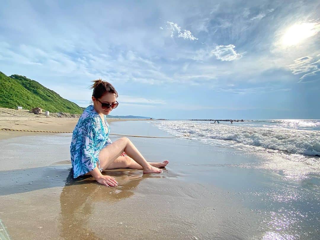 川村りかのインスタグラム：「日本海の海🏖️  カメラマン📷義妹  弟が真似してきた😠w」