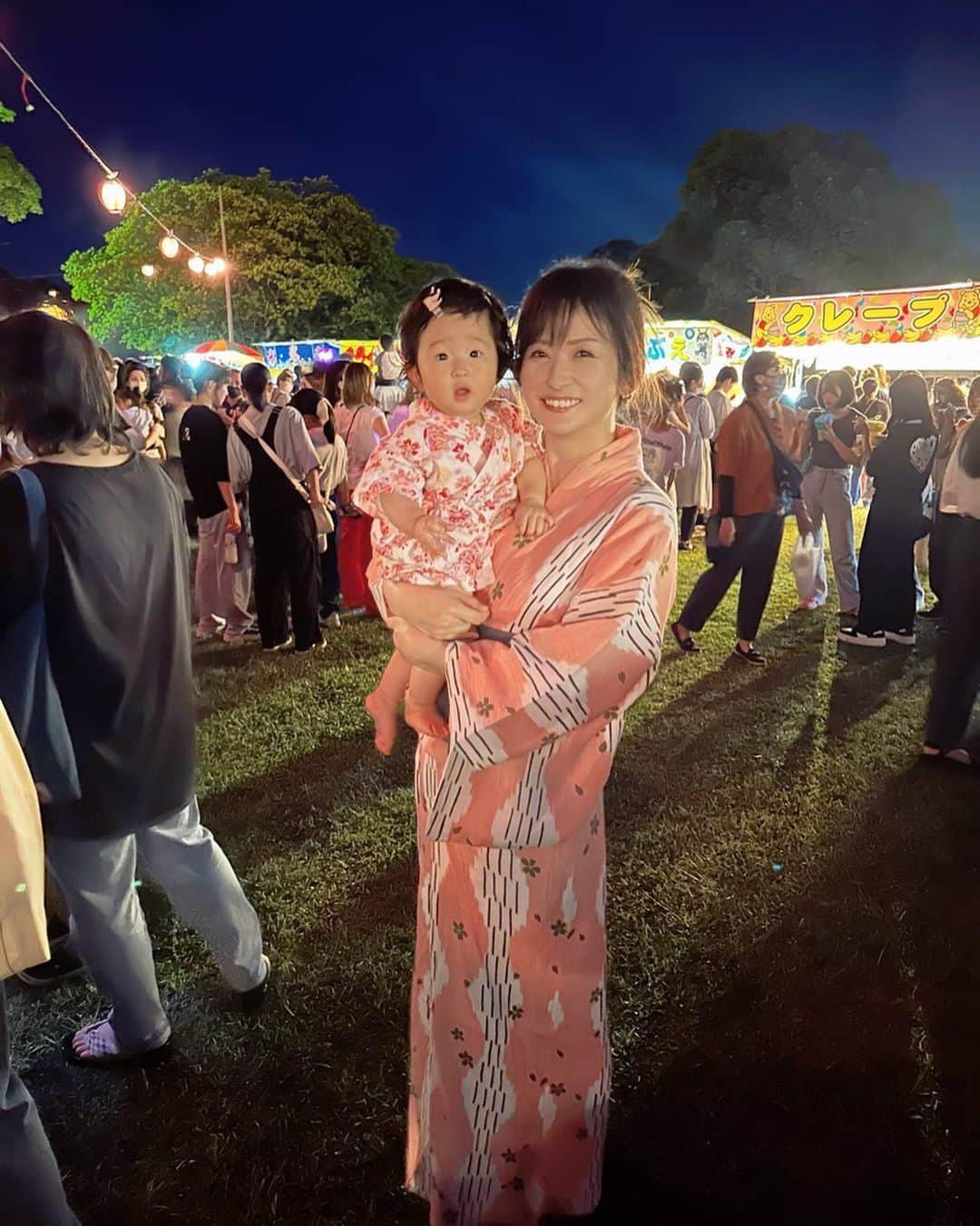 MIHO氏のインスタグラム：「夏🎆いかがお過ごしでしょうか？  先日は、義妹ちゃんの浴衣をお借りして 義母さんに着付けをしてもらいお祭りへ🪅  夜でもすごい暑かったけど、 久しぶりのお祭りの雰囲気は とっても楽しかったです😊  改めて、日常が帰ってきたんだなあと しみじみ思いました🫶  海とかも行きたいんですが、 酷暑すぎて娘を連れて行くのが怖くて、断念😂 もう少し涼しくなってきたら行こう〜🏝️  ． #赤ちゃんは #外気浴が大切らしいけど #暑くて外に出られません #仕方ないので #クーラーの効いた部屋で #窓辺にて遊ばせる母 #これもうほぼ外気浴やん #自分に言い聞かせて楽する母 #散歩と海は秋までおあずけ #どんまいオブザイヤー」