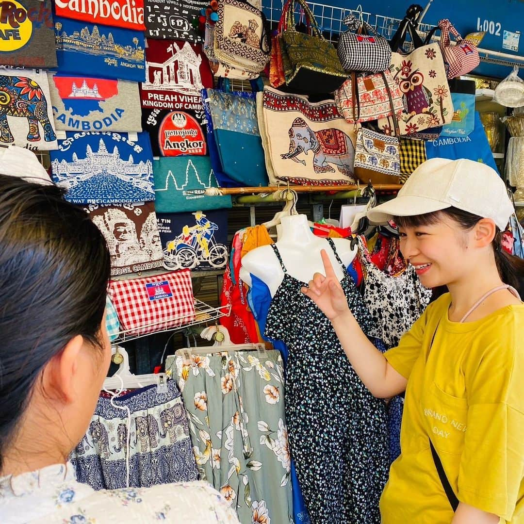 延命杏咲実さんのインスタグラム写真 - (延命杏咲実Instagram)「. 初海外！！！カンボジアに行ってきました〜！！🇰🇭💞 . 大学生のうちに、自分の世界を広げたいな…！と思い、周りの方々の後押しもあってついに日本を飛び出し海外へ！！🌍✨ . 賑やかな市場やおしゃれなカフェ、元気な子どもたちがたくさんいる孤児院、水道とガスは通っていないけどお母さんたちが美味しいご飯を振る舞ってくれた村などなど、盛りだくさんな1週間でした🥰🫶 . カンボジアの方はとても優しくて、キラキラとした笑顔が忘れられません😊 . 日本では味わえない経験がたくさんできました💫また行きたいな〜！！！🫰🏻 . . #カンボジア #カンボジア旅行 #Cambodia #🇰🇭 #海外旅行 #セントフォース #セントフォースsprout #延命杏咲実 #延命ちゃん」8月15日 20時49分 - enmei_1115