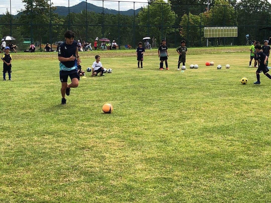 松井大輔さんのインスタグラム写真 - (松井大輔Instagram)「北海道　 旭川市でサッカー教室やって来ましたよ〜  めっちゃ楽しかった〜子供達と一緒に サッカーやフットサルやるのは 時間があっという間に終わってしまう。 また北海道行きたいな。呼んでくださいね‼️  みんなの街にGOさせてね✈️  #サッカー教室 #全国ツアー #やりたいな #現役 #j3 #asahikawa  #旭川 #hokkaido  #北海道 #summer」8月15日 20時49分 - matsuidaisuke_official