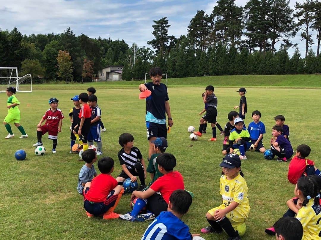 松井大輔さんのインスタグラム写真 - (松井大輔Instagram)「北海道　 旭川市でサッカー教室やって来ましたよ〜  めっちゃ楽しかった〜子供達と一緒に サッカーやフットサルやるのは 時間があっという間に終わってしまう。 また北海道行きたいな。呼んでくださいね‼️  みんなの街にGOさせてね✈️  #サッカー教室 #全国ツアー #やりたいな #現役 #j3 #asahikawa  #旭川 #hokkaido  #北海道 #summer」8月15日 20時49分 - matsuidaisuke_official