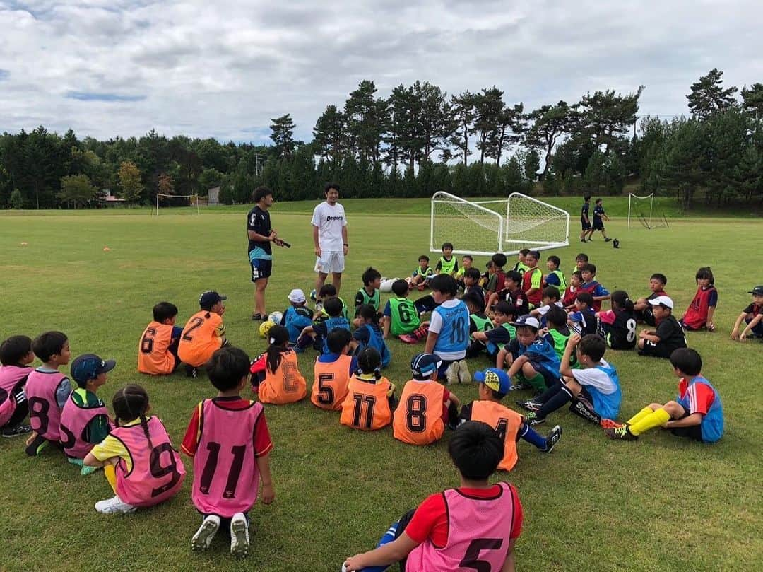 松井大輔のインスタグラム：「北海道　 旭川市でサッカー教室やって来ましたよ〜  めっちゃ楽しかった〜子供達と一緒に サッカーやフットサルやるのは 時間があっという間に終わってしまう。 また北海道行きたいな。呼んでくださいね‼️  みんなの街にGOさせてね✈️  #サッカー教室 #全国ツアー #やりたいな #現役 #j3 #asahikawa  #旭川 #hokkaido  #北海道 #summer」