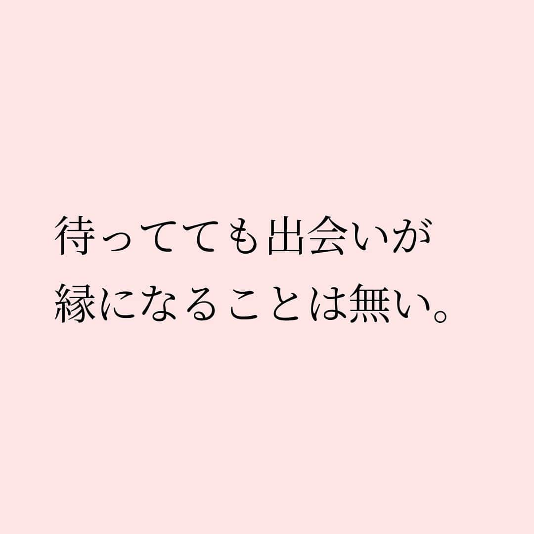 Takumi Kawaharaさんのインスタグラム写真 - (Takumi KawaharaInstagram)「【 ご縁のつくり方 】    偶然な人との出会いを    ①ただの出会いにするのか ②永く付き合う縁にできるのか    この違いで 人生は大きく変わる。    ポイントは 自分から動くこと。    この人とは永いご縁にしたい！ と思うなら自分から動く。    待ってても出会いが 縁になることは無い。    逆に言うと 自分次第でご縁はつくれるのです。     ＿＿＿＿＿＿＿＿＿＿＿   川原 卓巳 著書 『Be Yourself - 自分らしく輝いて人生を変える教科書 - 』 ⁡  誰でも、いつからでも、どこからでも。 ⁡  自分の中に眠る才能を引き出せば、 あなたはありのままで輝きだす。 この本はあなたがあなた自身(Yourself)として 輝くための教科書です。 ⁡  ⁡  川原卓巳の最新情報は公式LINEへ ご登録はプロフィール欄のURLから @takumi.kwhr     #プロデューサー #プロデュース #セルフプロデュース」8月15日 20時50分 - takumi.kwhr