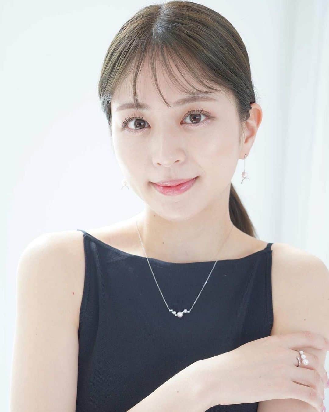沖田愛加のインスタグラム：「この1年間ジュエリーブランドの立ち上げの準備をしていてようやく皆様にお知らせできます！♡  ここ2－3年、お洋服のコラボとかをしていた中で、モノづくりに対する興味がわいてきました  刻々と時代が変化していく中、自分の宝物として変わらず長く愛せるジュエリーを作っていきたいなと思っていました。 「iCa」は私自身が将来も身に着けたいと思うジュエリーをテーマに作っています。  「日常を華やかに、より女性が自分に自信を持てるようなジュエリー」 『ica』というブランドを通して、 みんなさんがより輝けるようなお手伝いができるよう共に成長していきたいと思っています。  皆様の声をたくさん取り入れながら、皆様に愛されるジュエリーを作っていきたいと思いますので たくさんのコメントやメッセージを頂ければと思います。」