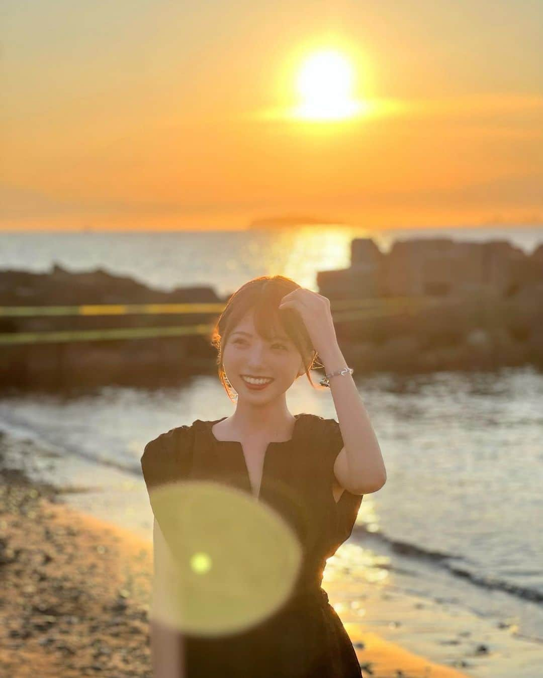 岡田栞奈のインスタグラム：「大好きな夏があと少しだって🫧  やり残したことが今年は見当たらないくらい 家族も自分も仲間とも全ての時間を大切にできて 悔いなく行動できた☺️  こんなにワクワクした夏は 久しぶりでした🌱感謝🫂♡  皆さんにとっても思い出に残る夏でありますように！ #夕日 #海 #アーシング」