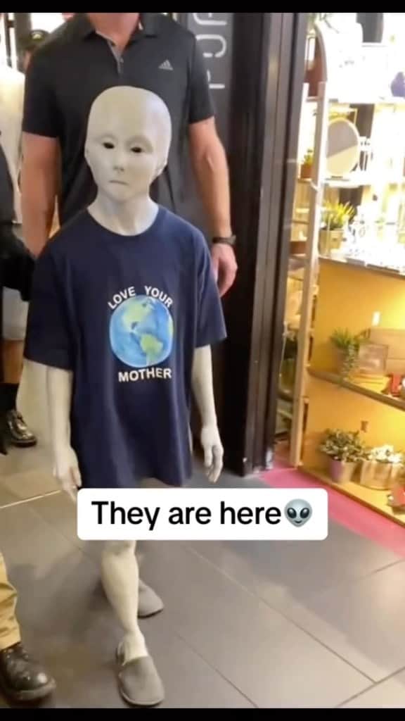 Funny Videosのインスタグラム：「They are here 👽」