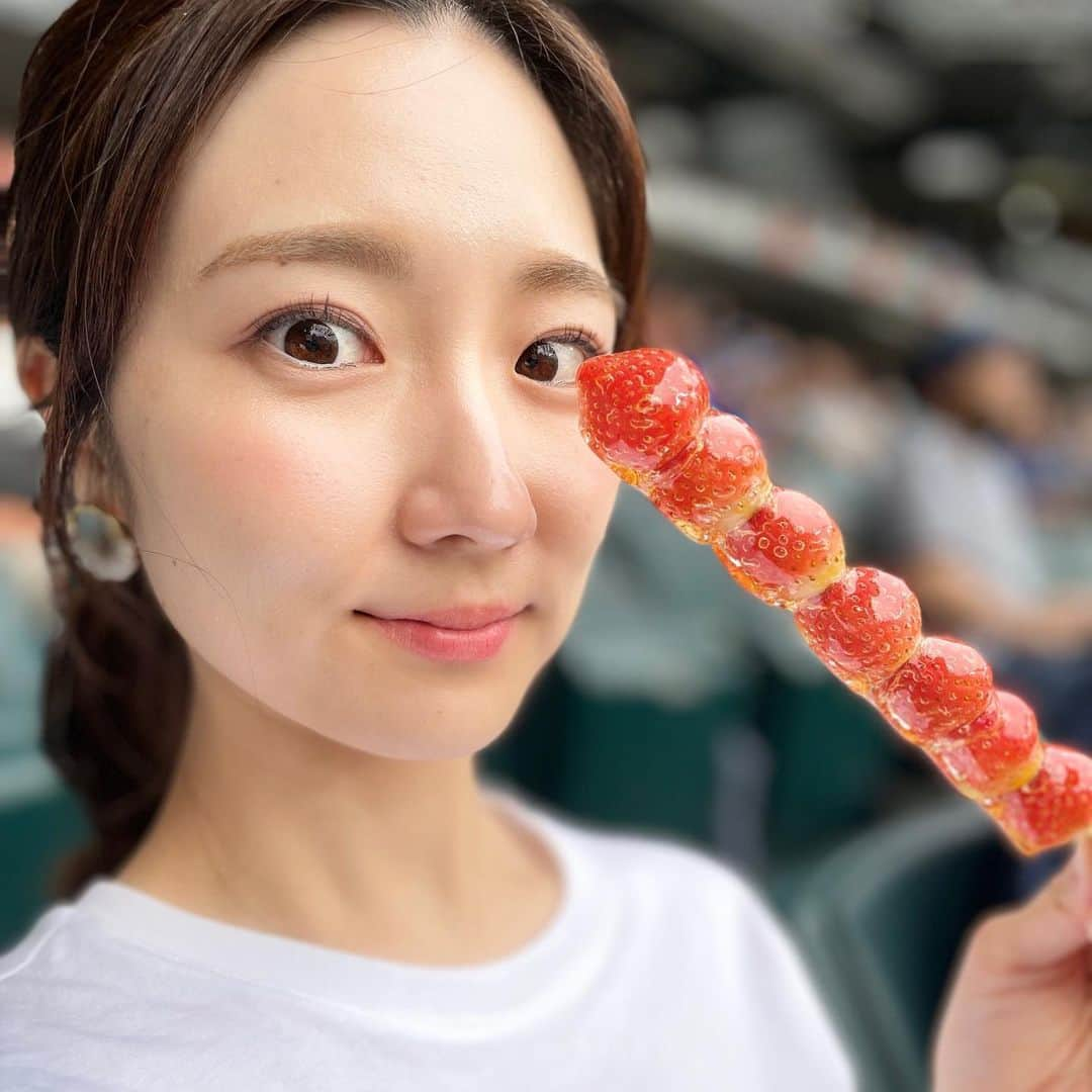 世永聖奈のインスタグラム：「🍓 ⁡ ⁡ いちご飴食べて 試合見て 勝って 沸いた日！ ⁡ ⁡ #エスコンフィールド北海道 #はむほー #しゃけほー ⁡」