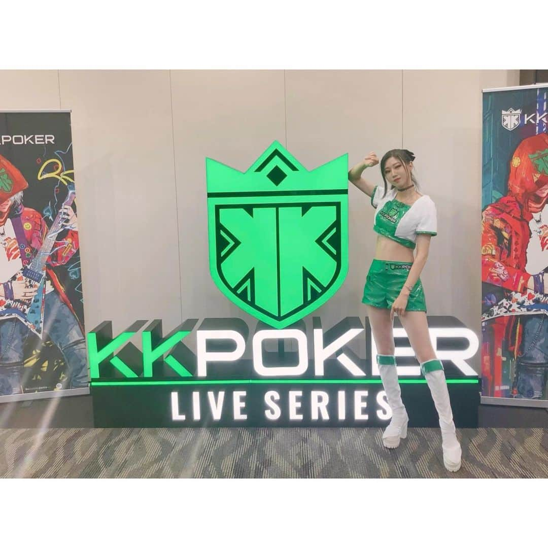 浜本あきののインスタグラム：「#KKPOKER 💚🤍 コンパニオンやりました✨ . いつも通り綺麗なお姉さんたちと🌟⋆꙳ 今回はKKカフェやガチャガチャ、フォトブースなど、たくさんお仕事させていただきました👍🏻 . 新コスチュームも可愛くて嬉しかった🧚🏻‍♀️ ポーカーコンパニオンは好きなお仕事のひとつなので、また近いうちに行きたいな♥️♠️ . . .  . #KKPOKERLIVE  #KKLIVE2023  #KKポーカー  #poker #ポーカー  #ポーカー好きな人と繋がりたい  #リアルリカちゃん  #フリーモデル  #イベントコンパニオン  #ポーカー女子 #ポーカーディーラー #コンパニオン  #かわいい女の子 #綺麗なお姉さん #脚フェチさんへ #脚フェチ #美脚 #くびれ女子 #くびれ美人  #スレンダー美人 #美脚モデル #美脚美人  #被写体になります #被写体になりたい  #pokergirl #pokerlife #pokeronline  #japanesemodel #japanesegirl」