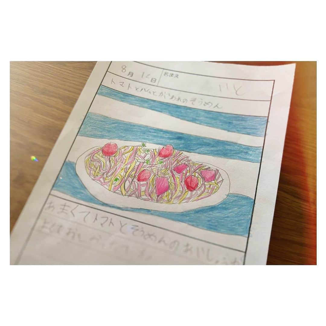 竹仲絵里さんのインスタグラム写真 - (竹仲絵里Instagram)「自分で育てたミニトマトを使った冷やしそうめんレポート。  最初はゲームやりたさに面倒くさがって適当に描いたので、描き直し。  絵を描くのが好きだったのは、やっぱり一緒。  #8歳男の子 #絵を描くのが好き #男の子ママ #夏休みの宿題 #ワーママ #ミニトマト #そうめん #色鉛筆画」8月15日 20時59分 - eri_takenaka