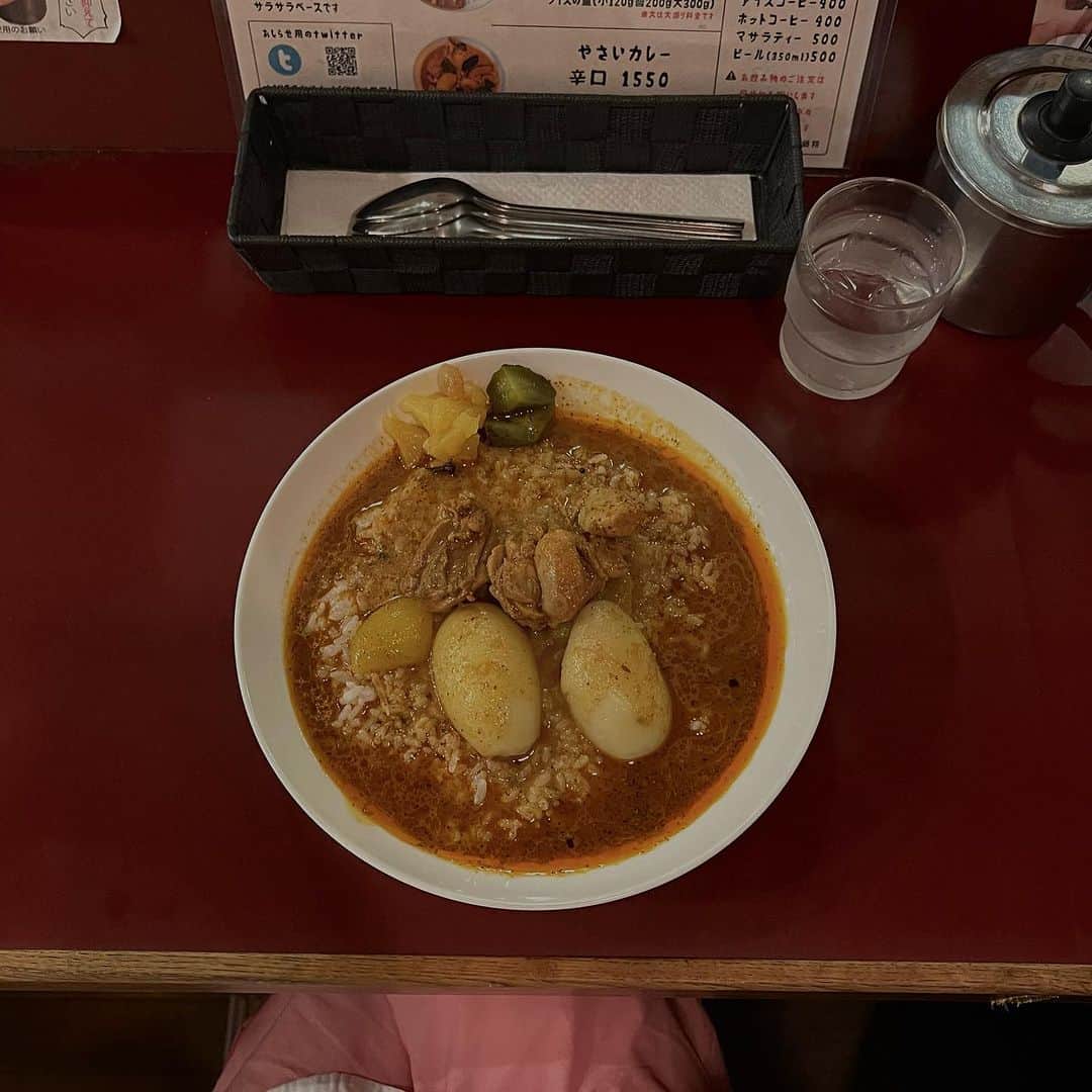 鈴木淳子さんのインスタグラム写真 - (鈴木淳子Instagram)「I miss 🍛‼︎ No.1 Indian Curry in Tokyo.  神保町カーマが閉店して、 2ヶ月が経とうとしています。  1番好きだった地元カレー。 じわじわと広がるスパイス。 じゃがいも好きにはたまらないゴロンと感。  写真を見ていたら、食べたくなって、唾をゴクリとしています。  美術予備校の先生に教えてもらったのをきっかけに、入って感動したんです。15年以上は経ったのかなぁ。 3ヶ月に1回くらい、たまちゃんと神保町に足を運ぶようになった矢先の閉店のお知らせ。 チキンカレーとキーマカレーを1度に頼むくらい好きでした。 (もちろん完食) 最後に行った日に頼んだ、マサラティーもおいしかったです。  待っています。 出来たら行きます。 どこまでも。  #神保町カーマ #チキンカレー」8月15日 21時00分 - junkosuzuki